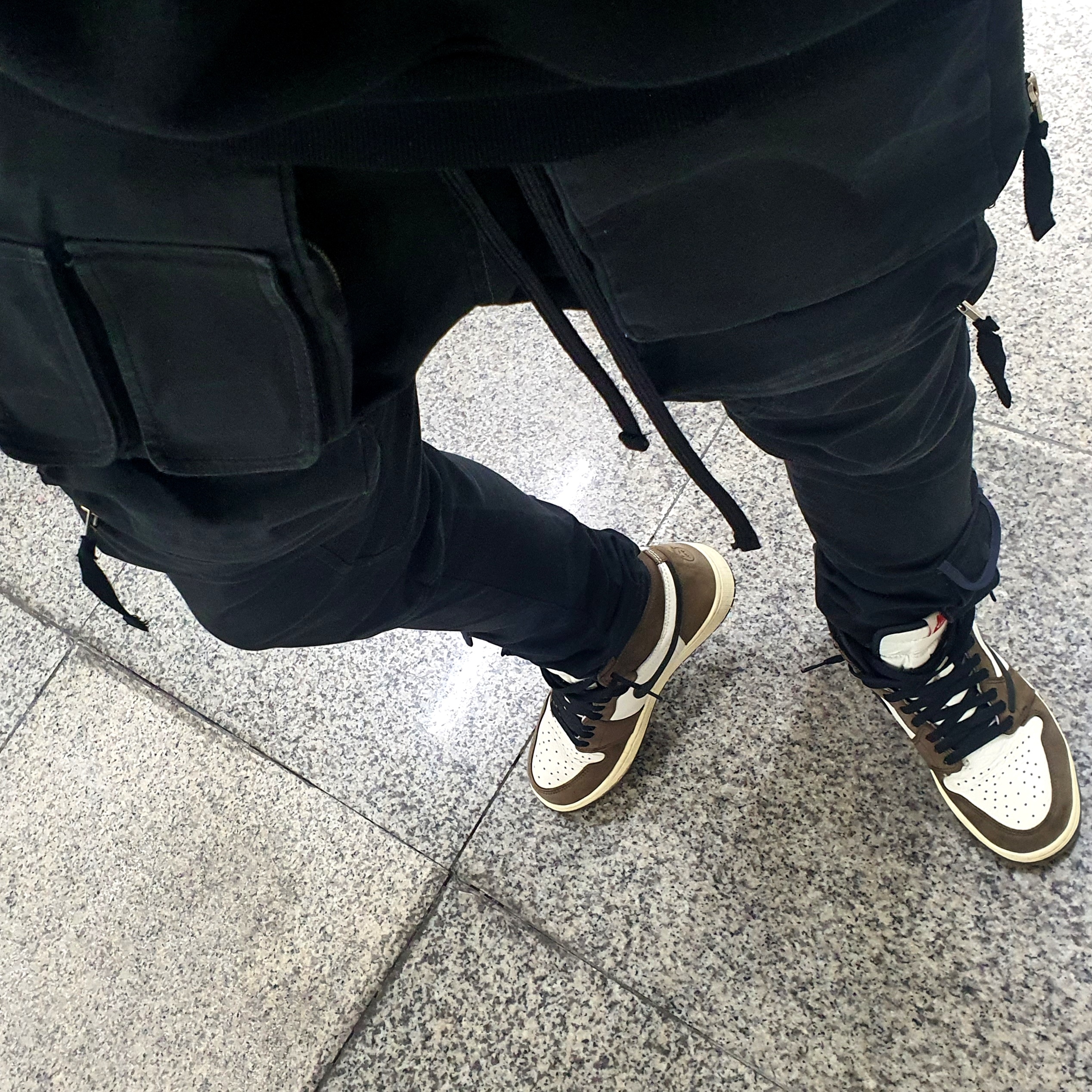 Jordan 1 x Travis Scott Retro High OG SP Mocha 착용 스타일 - 2