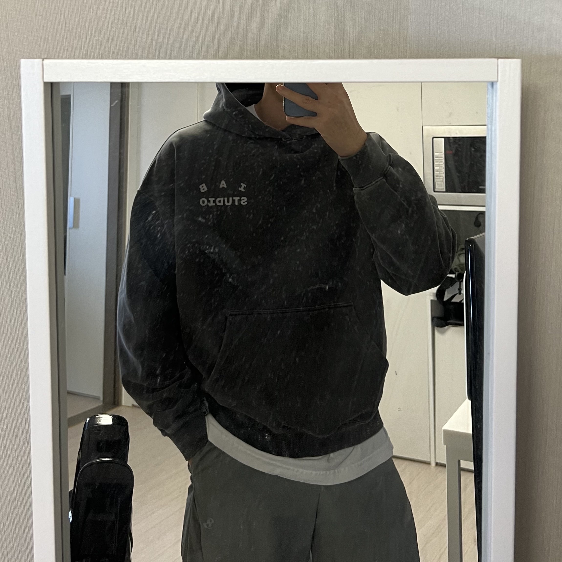 IAB Studio Pigment Hoodie & Sack Black, IAB Studio Pigment Hoodie Black 착용 스타일 - 1
