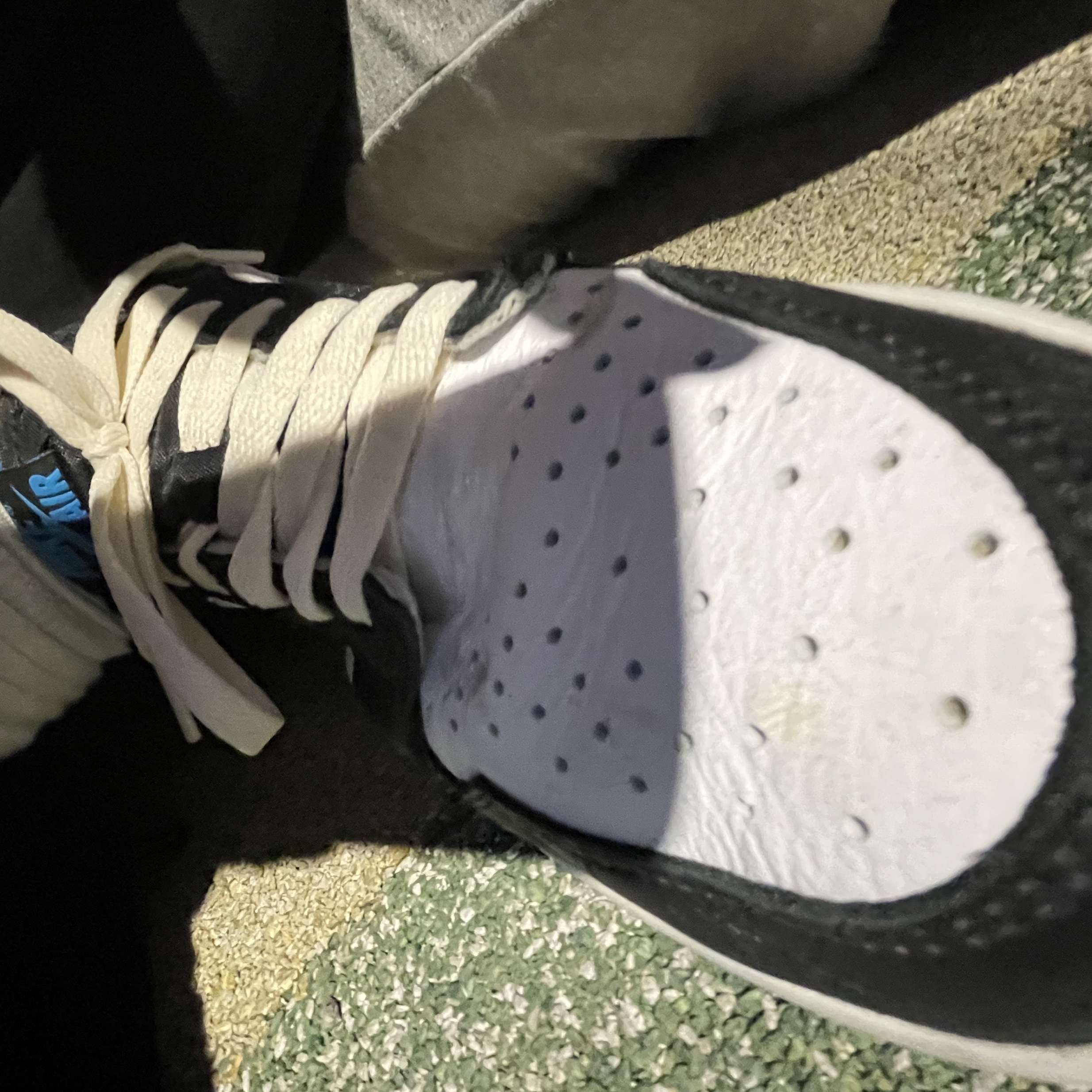 Jordan 1 Retro Low OG Black and Dark Powder Blue 착용 스타일 - 2