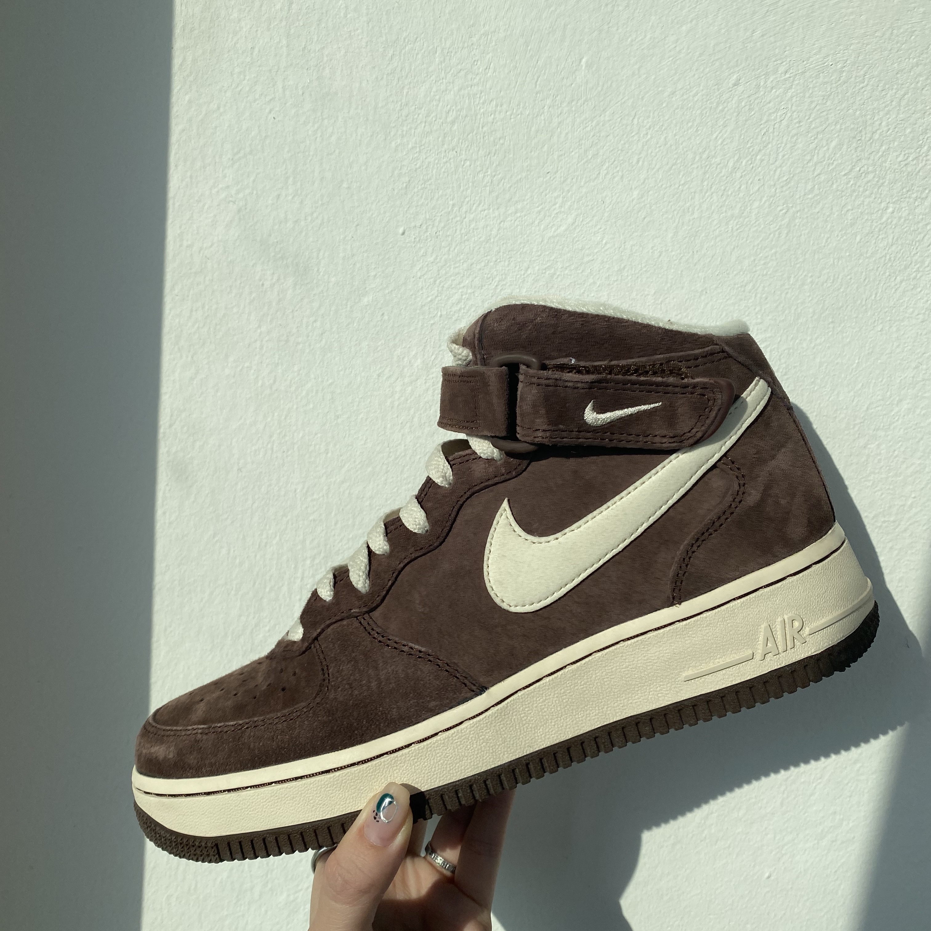 Nike Air Force 1 Mid '07 QS Chocolate 착용 스타일 - 2