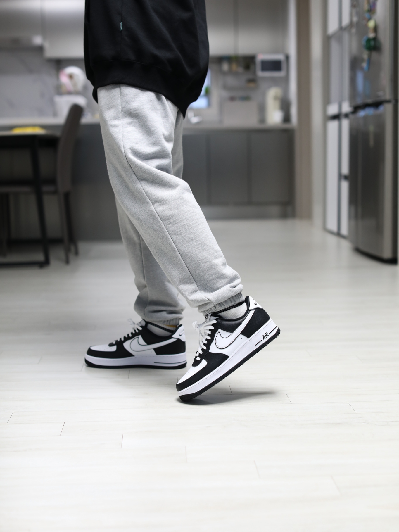 Nike Air Force 1 '07 LV8 White Black 착용 스타일 - 2