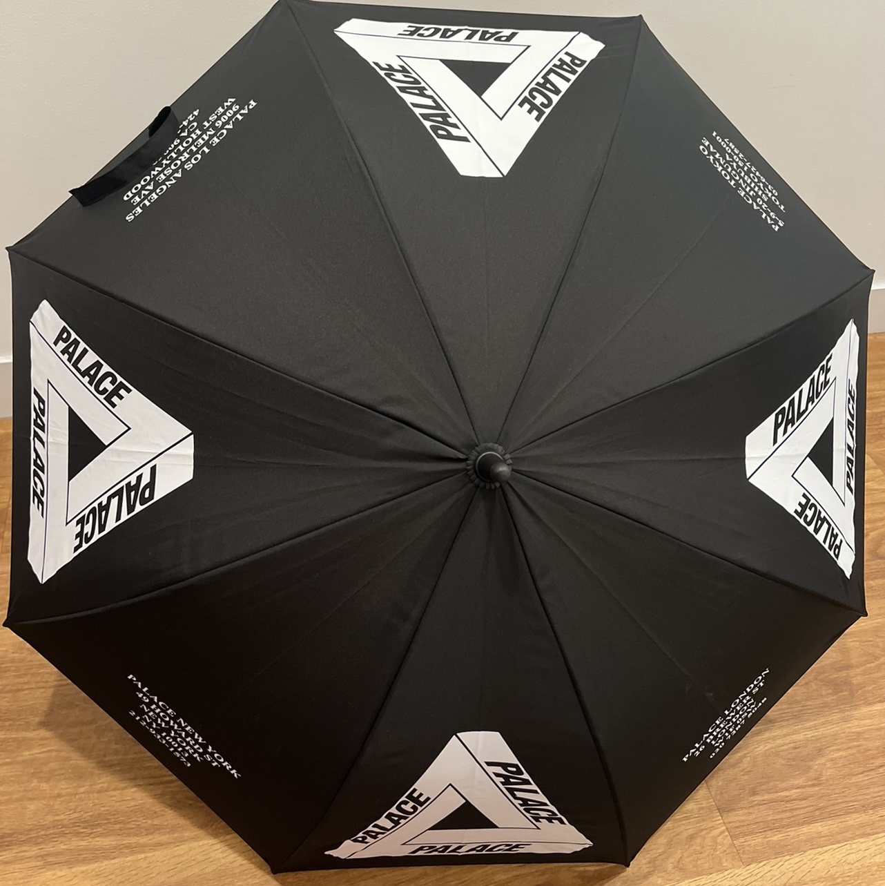 Palace Shop Umbrella Black - 22FW 착용 스타일 - 1
