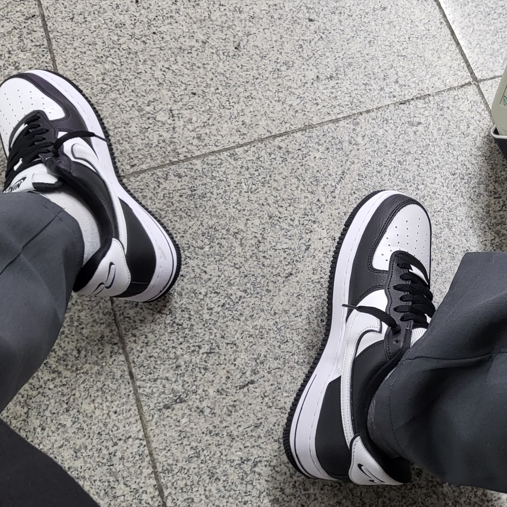 Nike Air Force 1 '07 LV8 White Black 착용 스타일