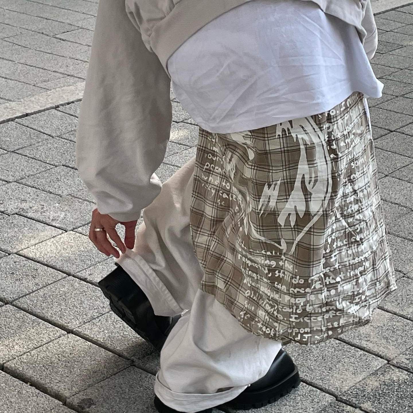 Balenciaga 3XL Patched T-Shirt Hoodie Oversized Off White, Balenciaga Large Baggy Jeans Cream 착용 스타일 - 3