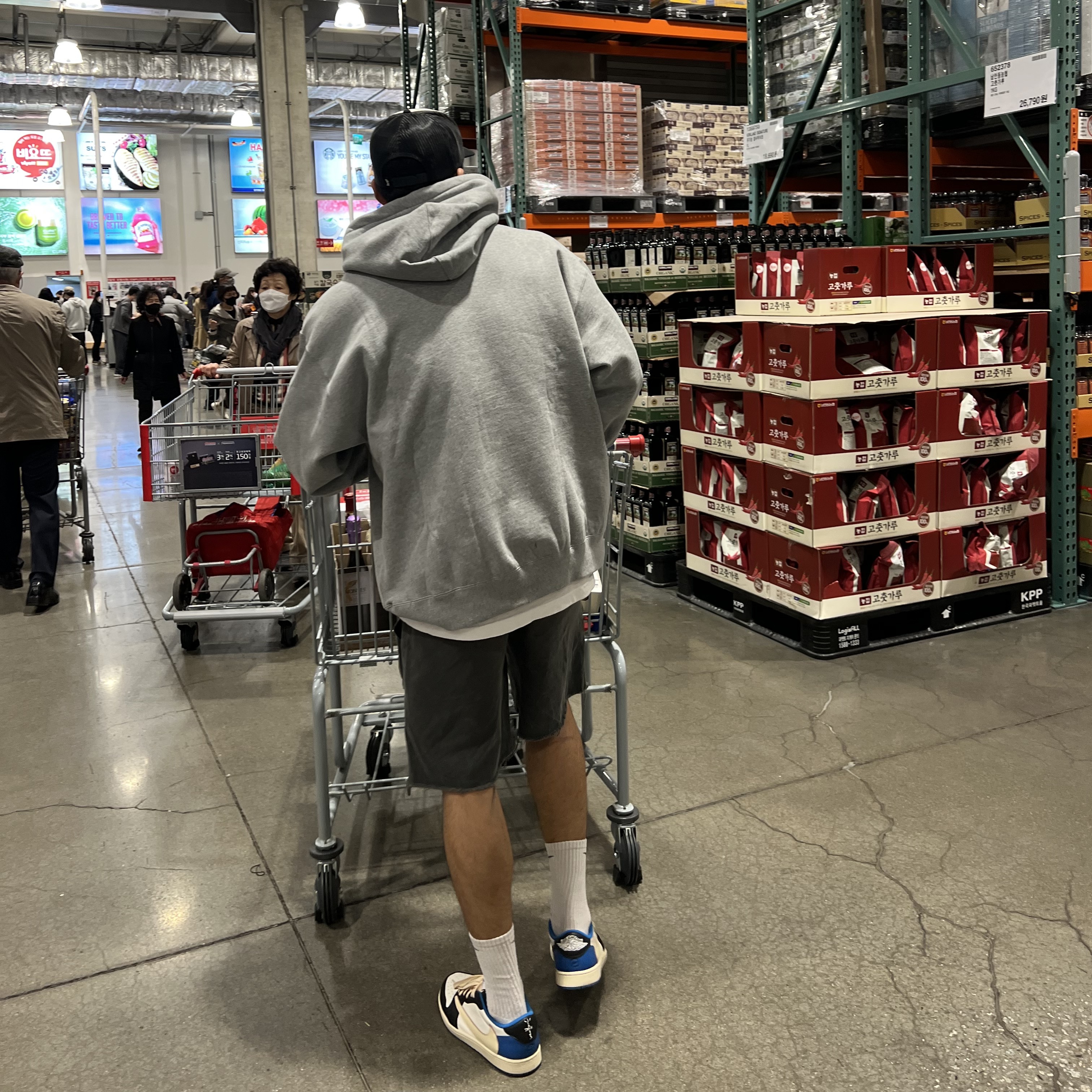 Stussy Crown Stock Trucker Cap Black, Nike x Stussy NRG RA Pullover Hoodie Dark Grey Heather (DJ9488-063) 착용 스타일 - 2