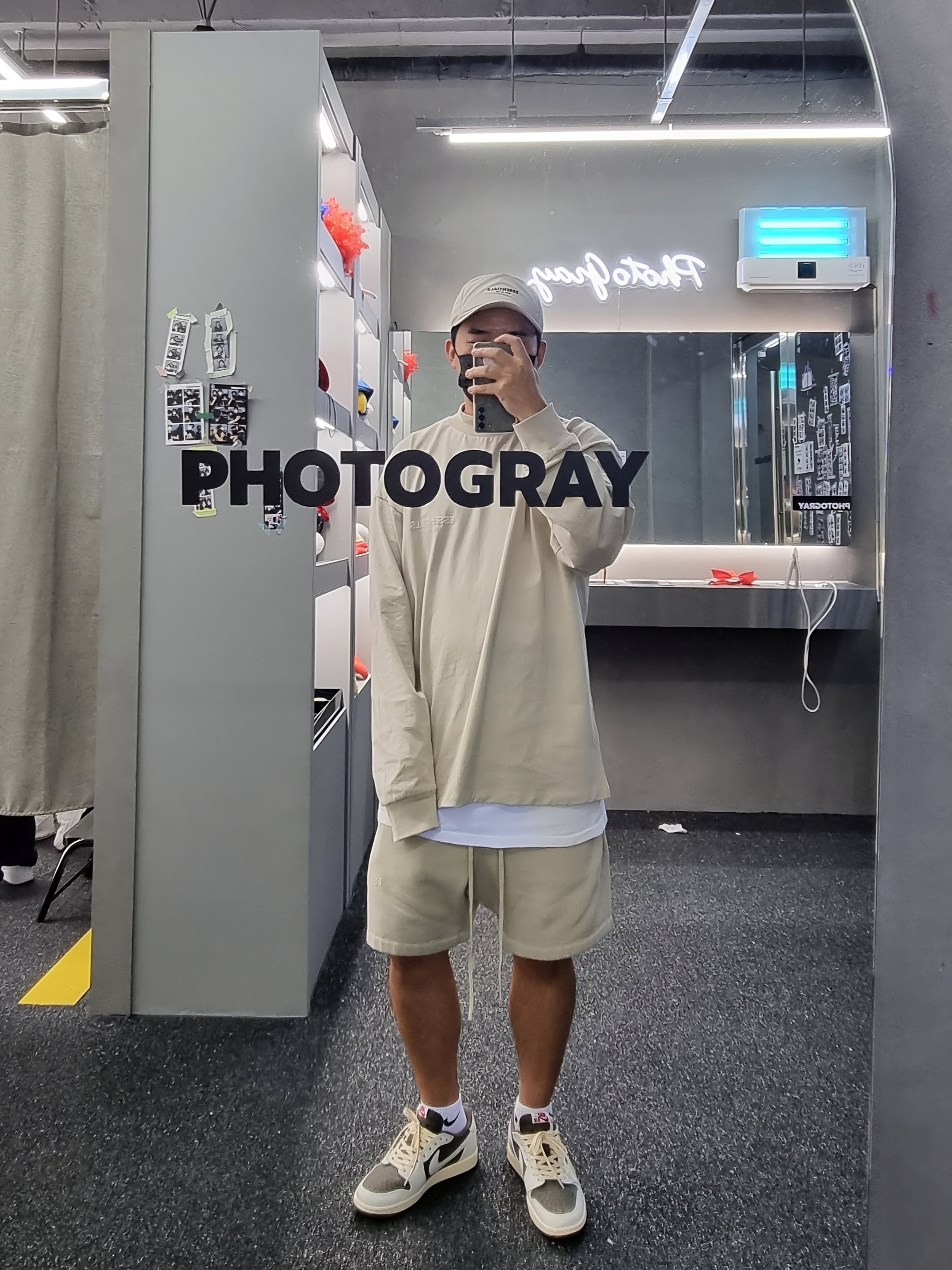 Jordan 1 x Travis Scott Retro Low OG SP Sail and Ridgerock, Essentials Long Sleeve T-Shirt Wheat - 22SS 착용 스타일