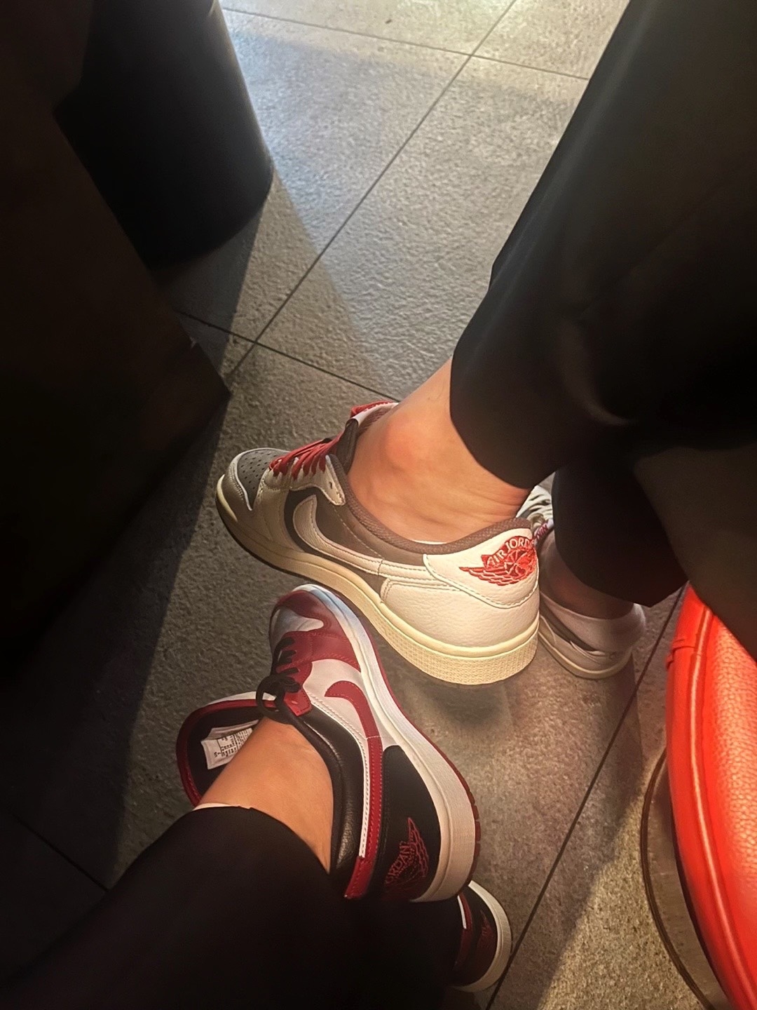 (W) Jordan 1 Low White Gym Red, Jordan 1 x Travis Scott Retro Low OG SP Sail and Ridgerock 착용 스타일 - 2
