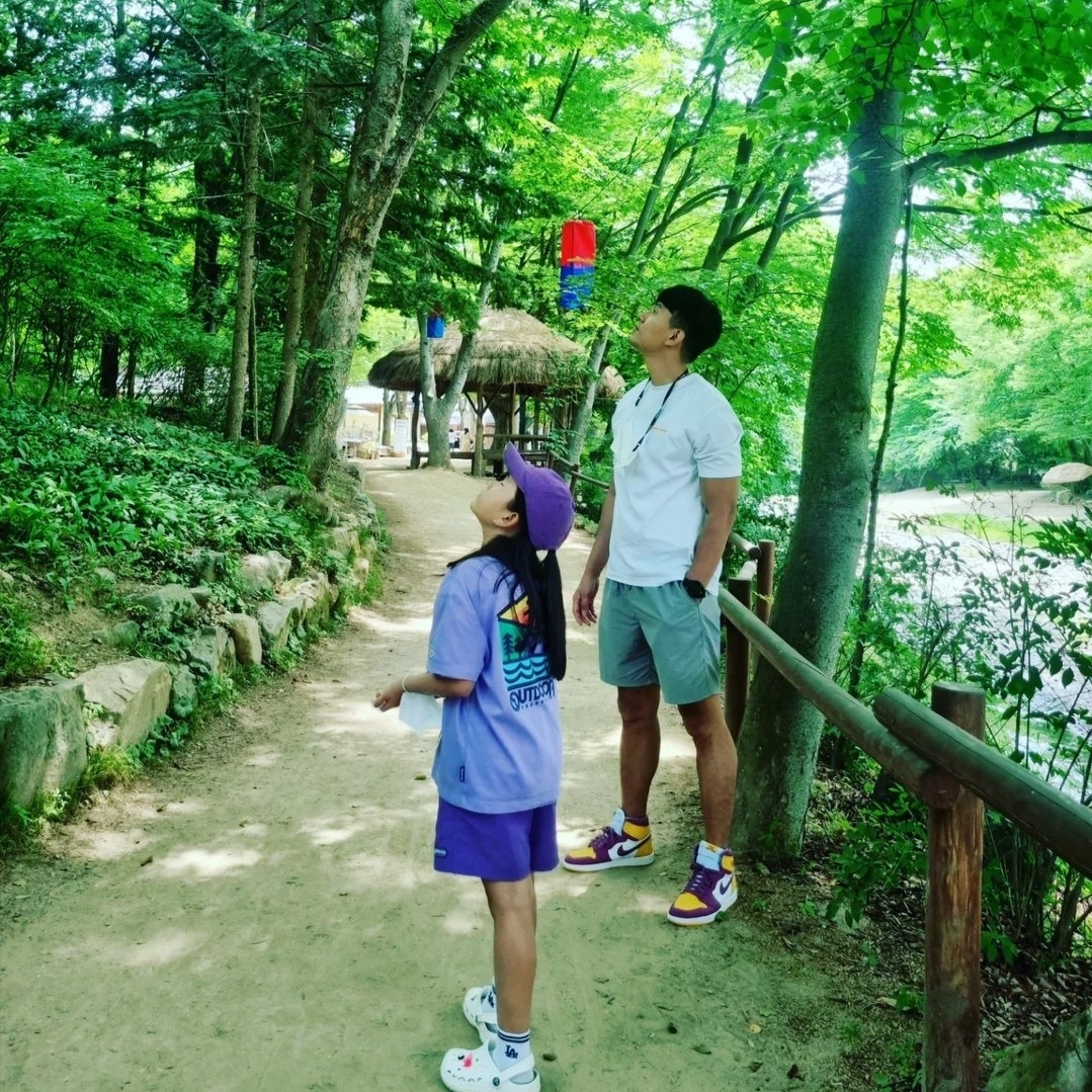 Jordan 1 Retro High OG University Gold Light Bordeaux 착용 스타일