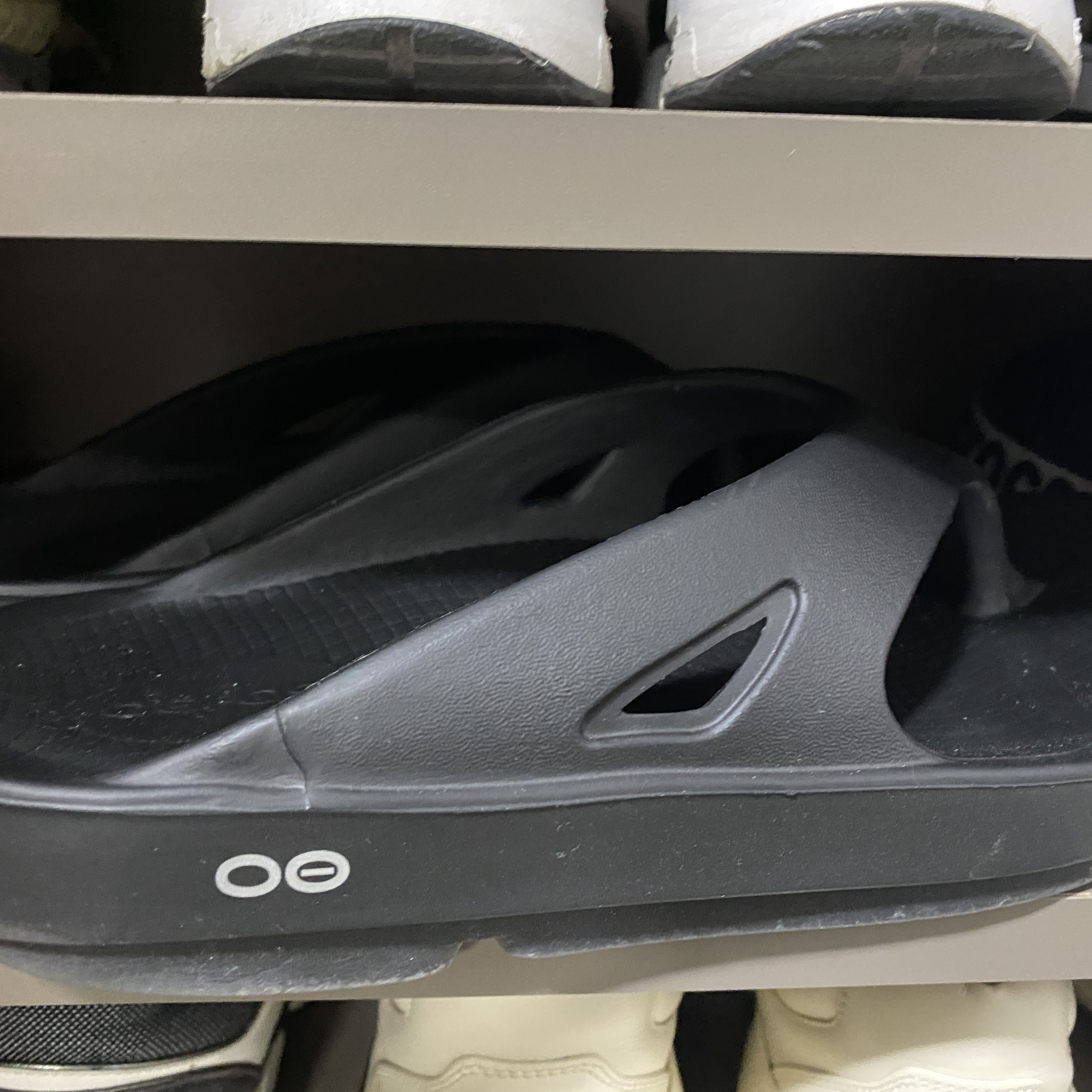Oofos OOriginal Black 착용 스타일