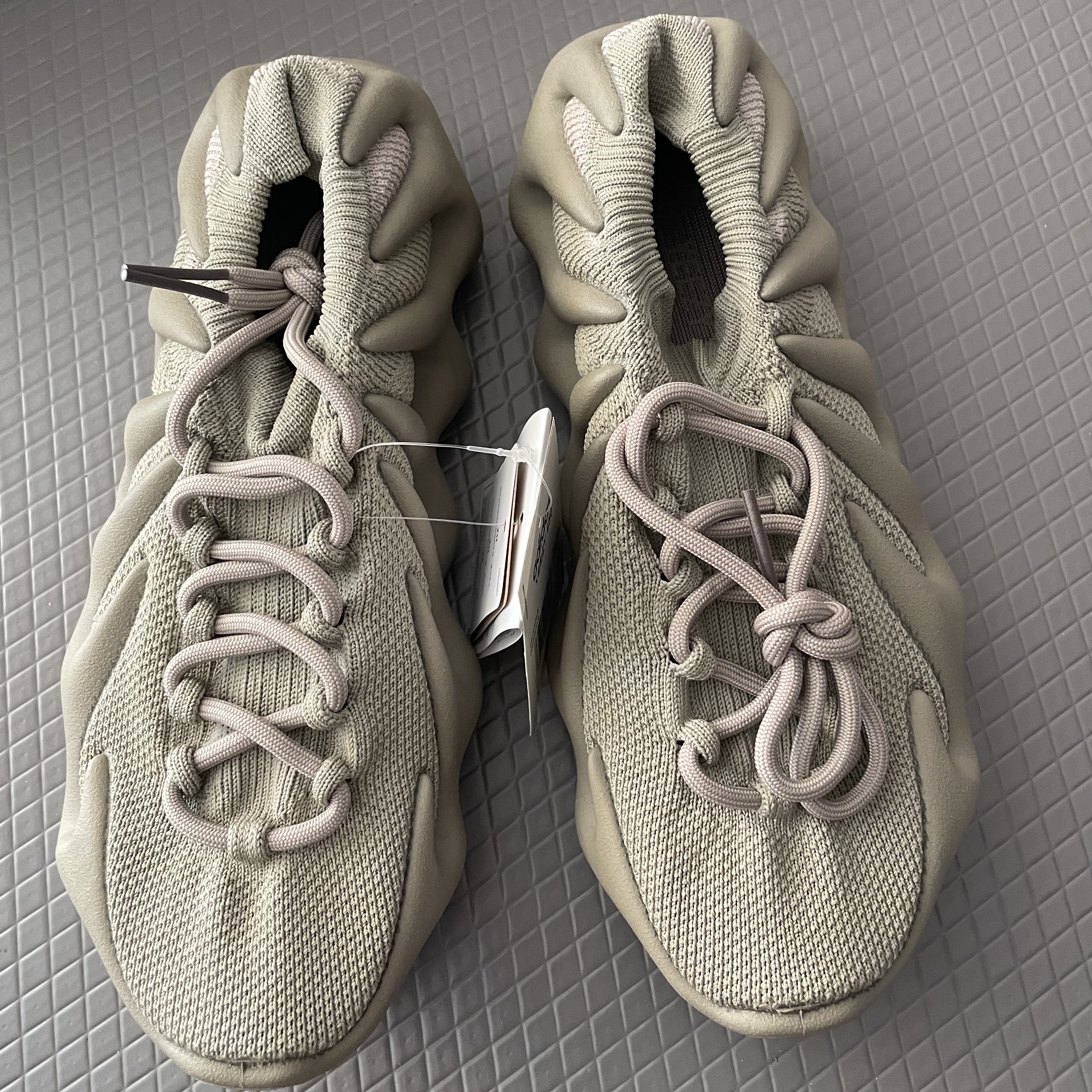 Adidas Yeezy 450 Stone Flax 착용 스타일