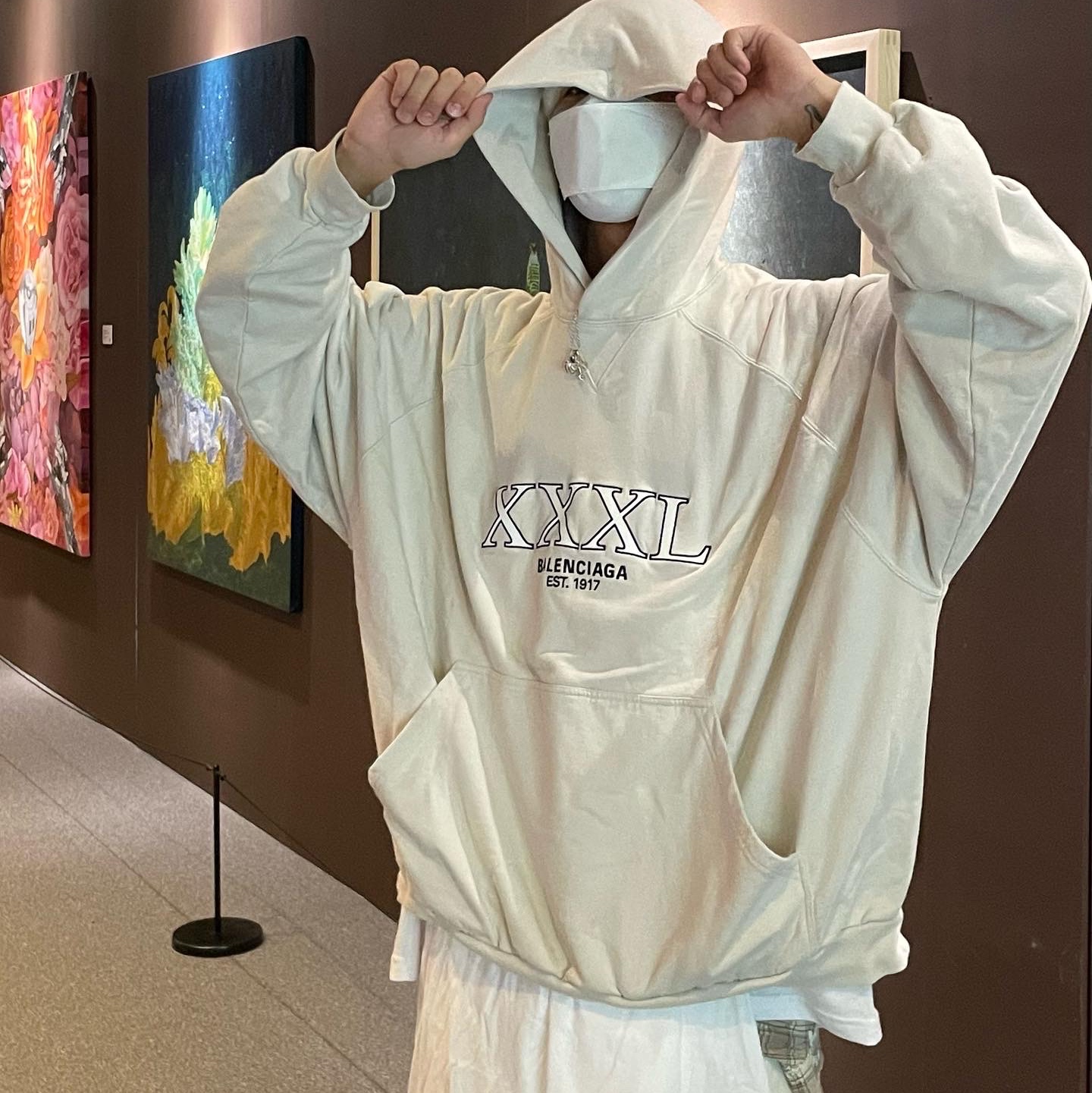 Balenciaga 3XL Patched T-Shirt Hoodie Oversized Off White, Balenciaga Large Baggy Jeans Cream 착용 스타일 - 1