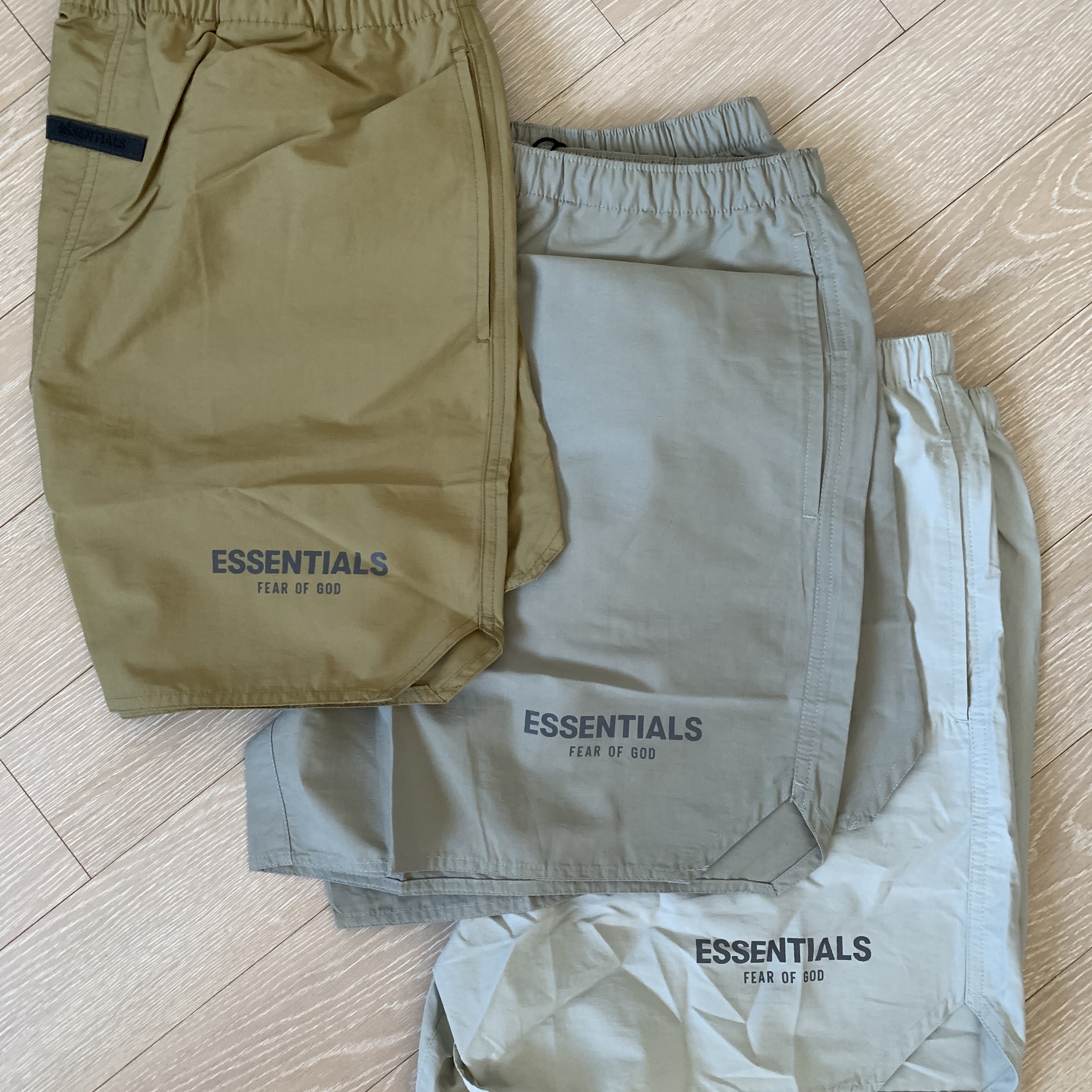 Essentials Volley Shorts Amber - 21FW, Essentials Volley Shorts Pistachio - 21FW 착용 스타일