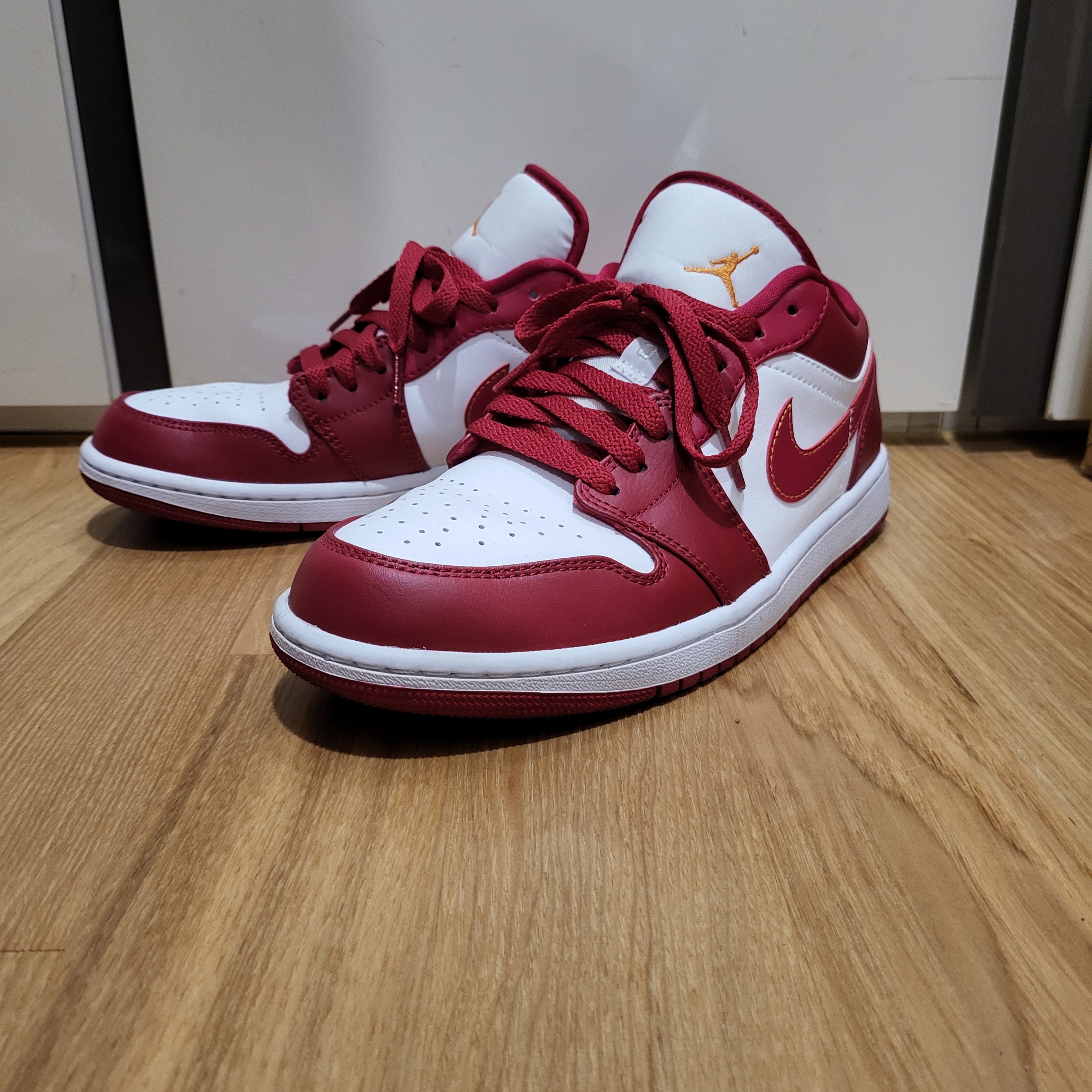 Jordan 1 Low Cardinal Red 착용 스타일 - 1