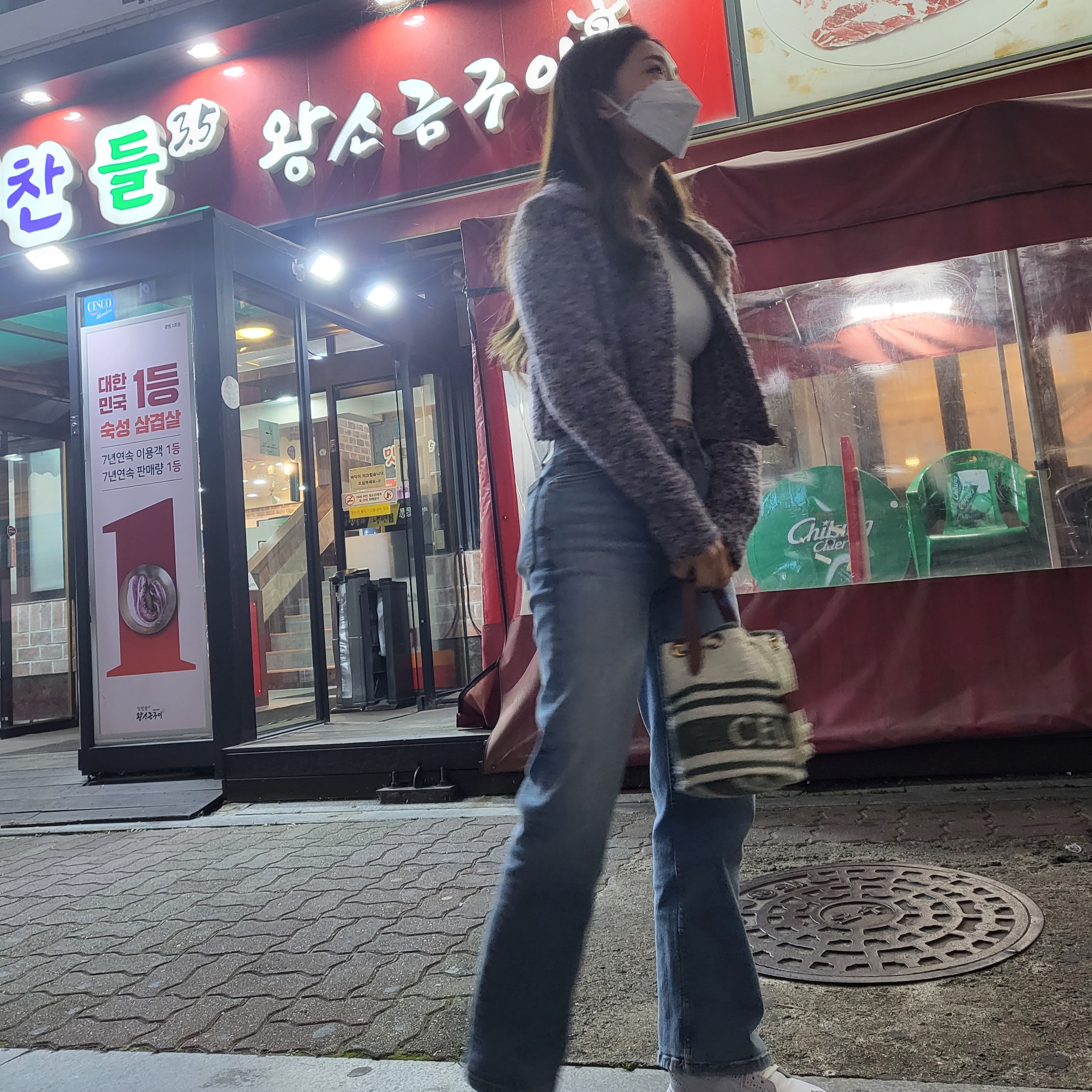 Celine Teen Drawstring in Striped Textile with Celine and Calfskin Khaki Tan, Nike x Peaceminusone Kwondo1 White 착용 스타일 - 1