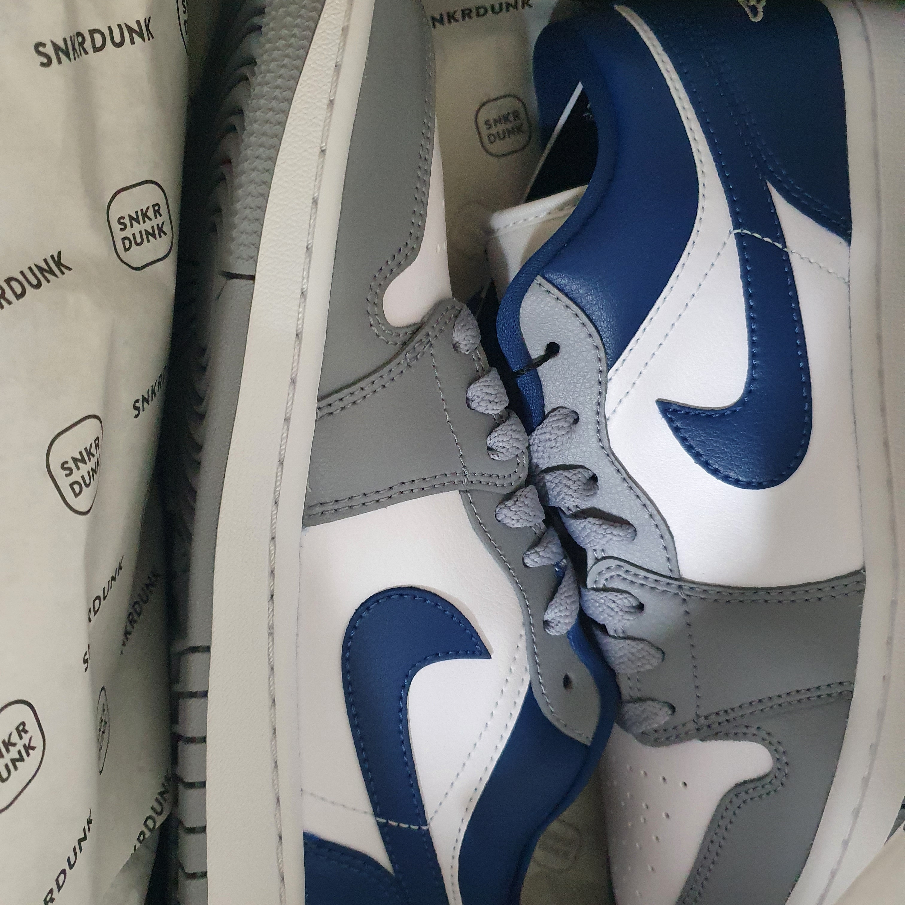 (W) Jordan 1 Low White Grey Blue 착용 스타일 - 1