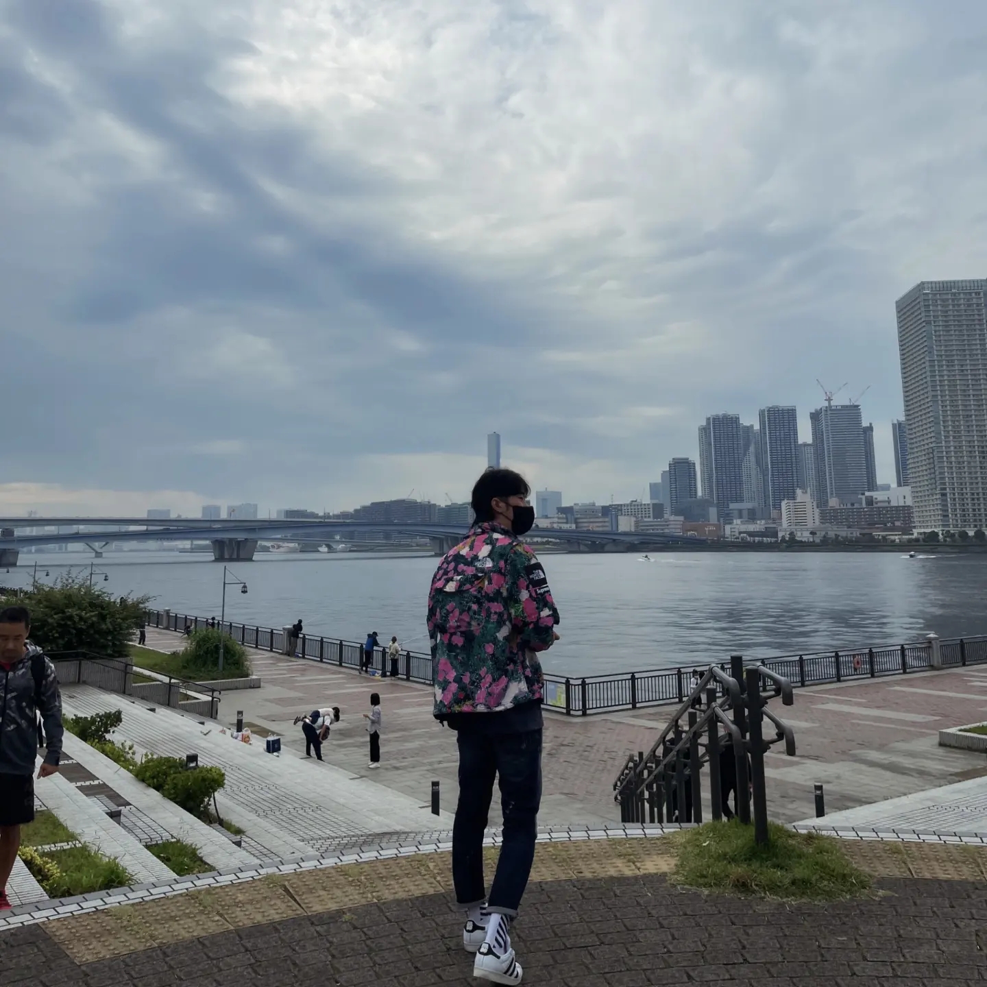 Supreme x The North Face Trekking Convertible Jacket Flowers - 22SS, Palace Hesh Mit Fresh T-Shirt Navy - 20SS 착용 스타일 - 2