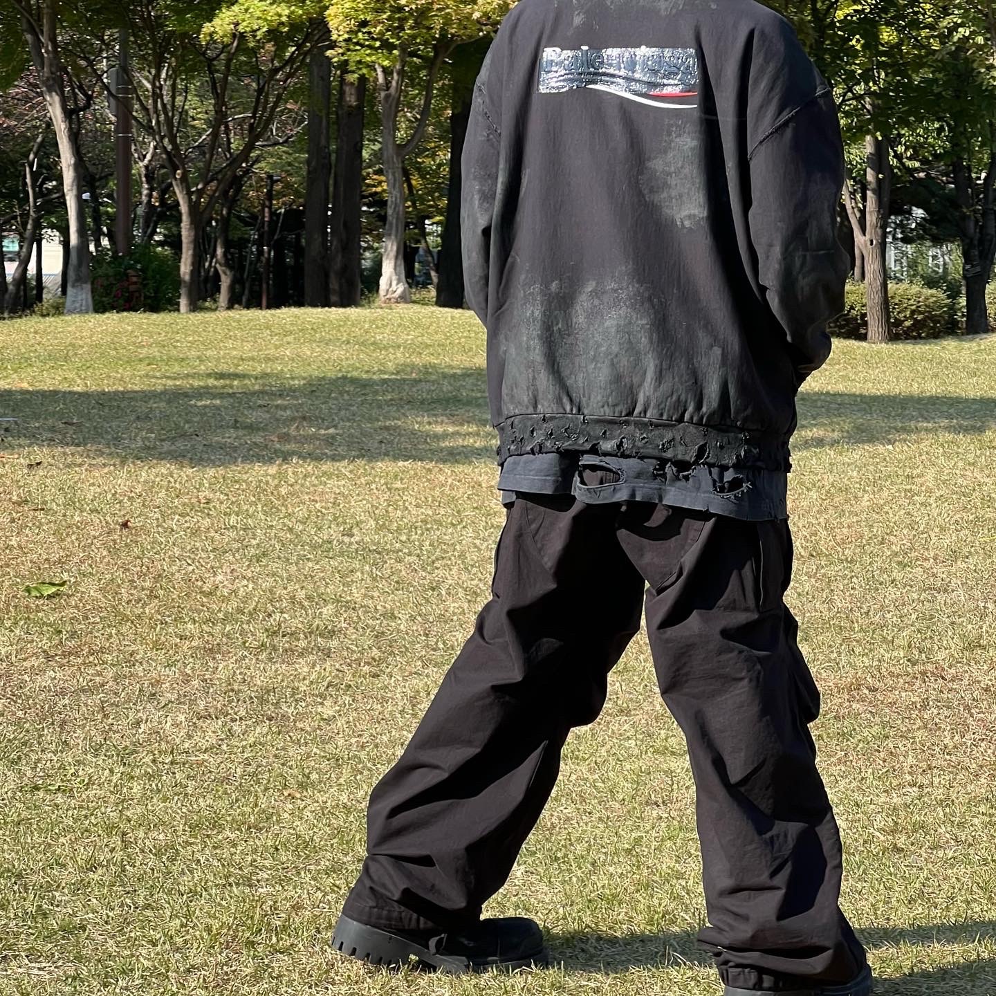 Balenciaga Gaffer Zip-Up Hoodie Small Fit Black, Balenciaga Pulled Cargo Pants Black 착용 스타일 - 2