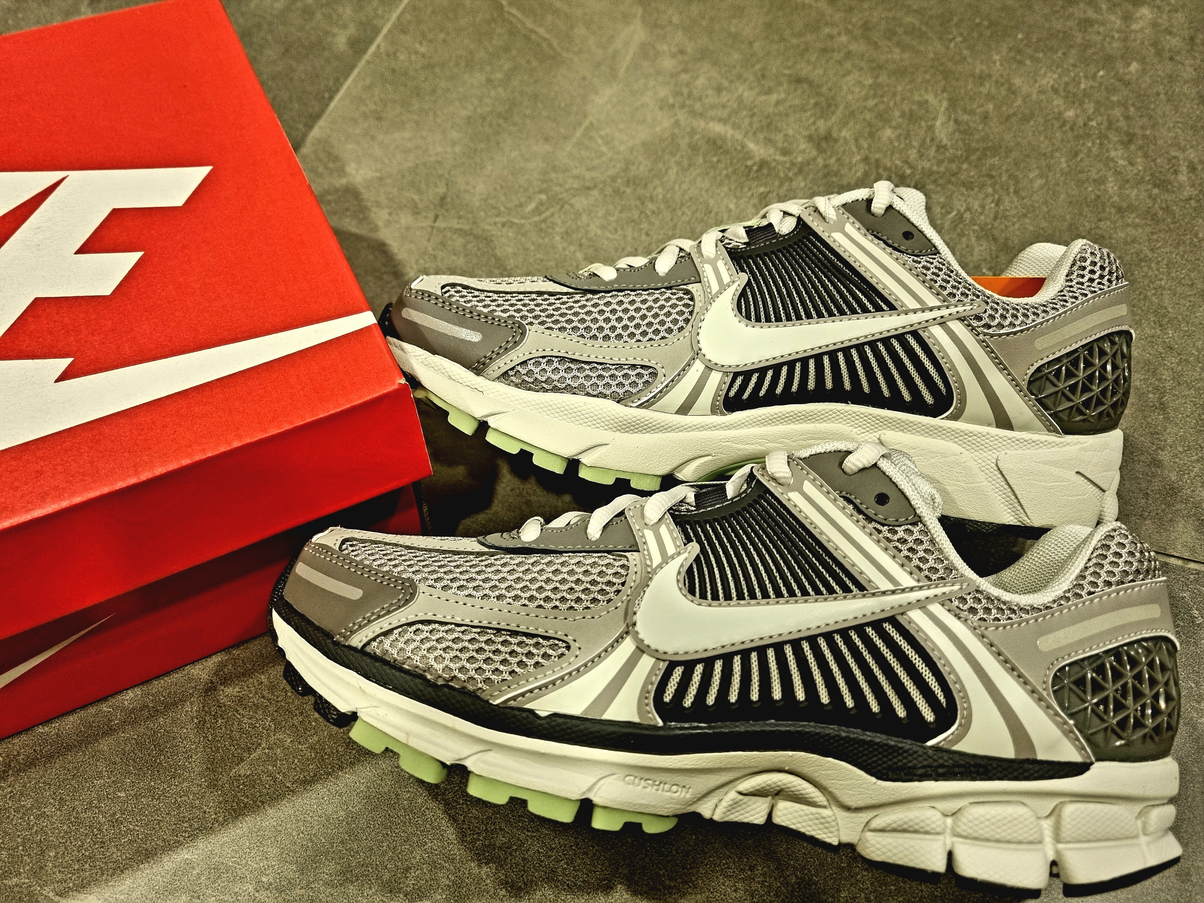 (W) Nike Zoom Vomero 5 Cobblestone and Flat Pewter 착용 스타일 - 4