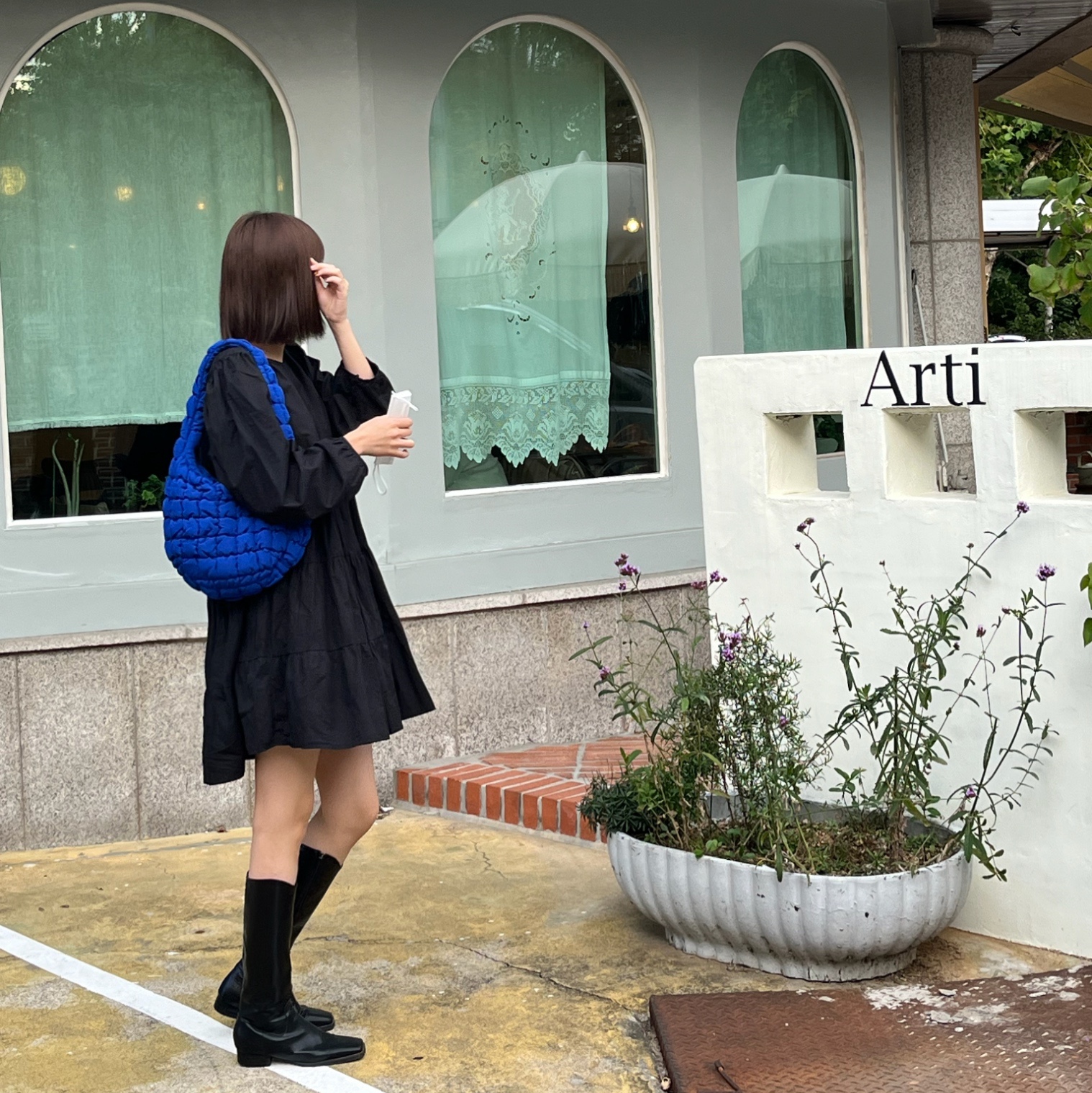 COS Quilted Mini Bag Blue 착용 스타일 - 3