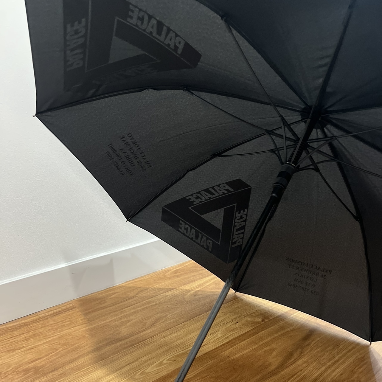 Palace Shop Umbrella Black - 22FW 착용 스타일 - 2