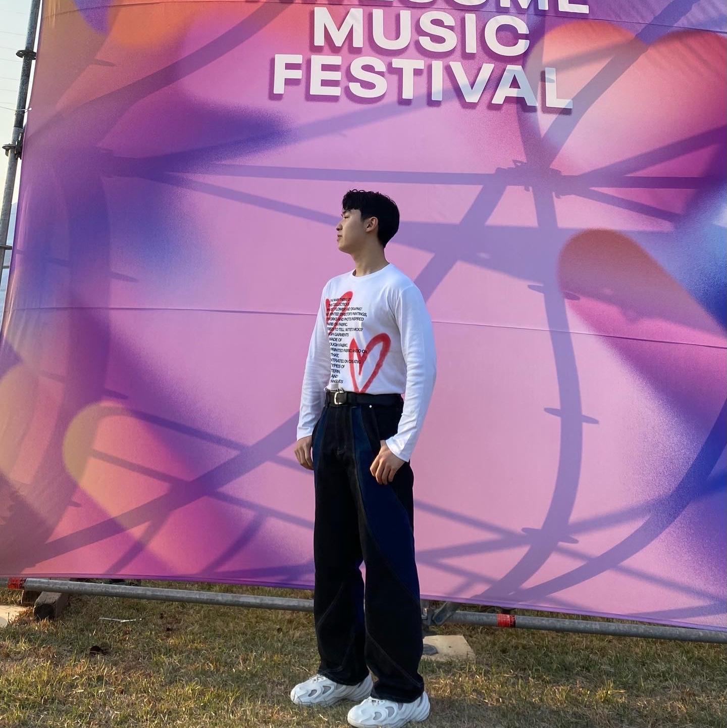[KREAM 단독]The Museum Visitor Heart Sprayed Long Sleeve White - 22FW, Adidas Adifom Q Off White 착용 스타일 - 2