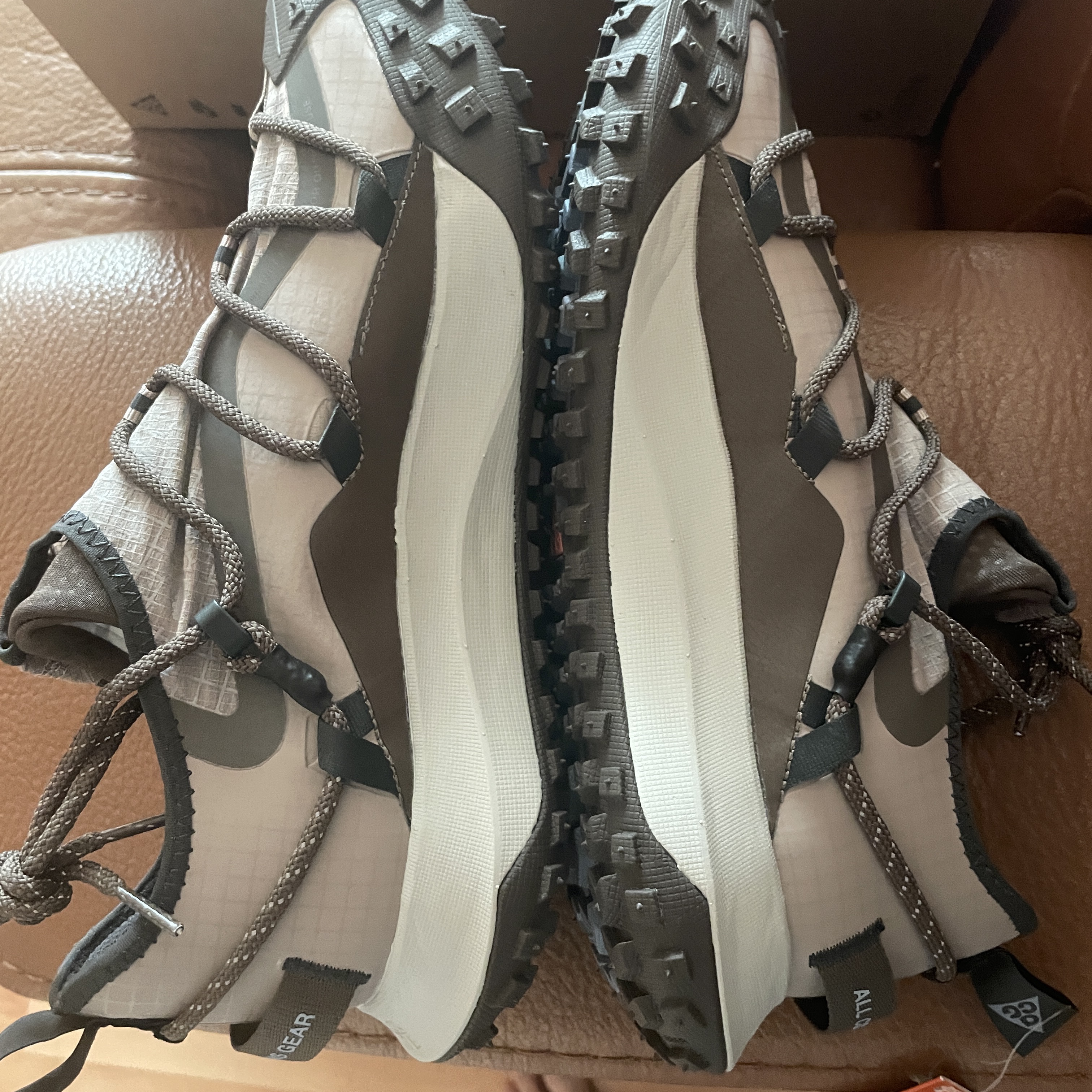 Nike ACG Mountain Fly Low Ironstone 착용 스타일