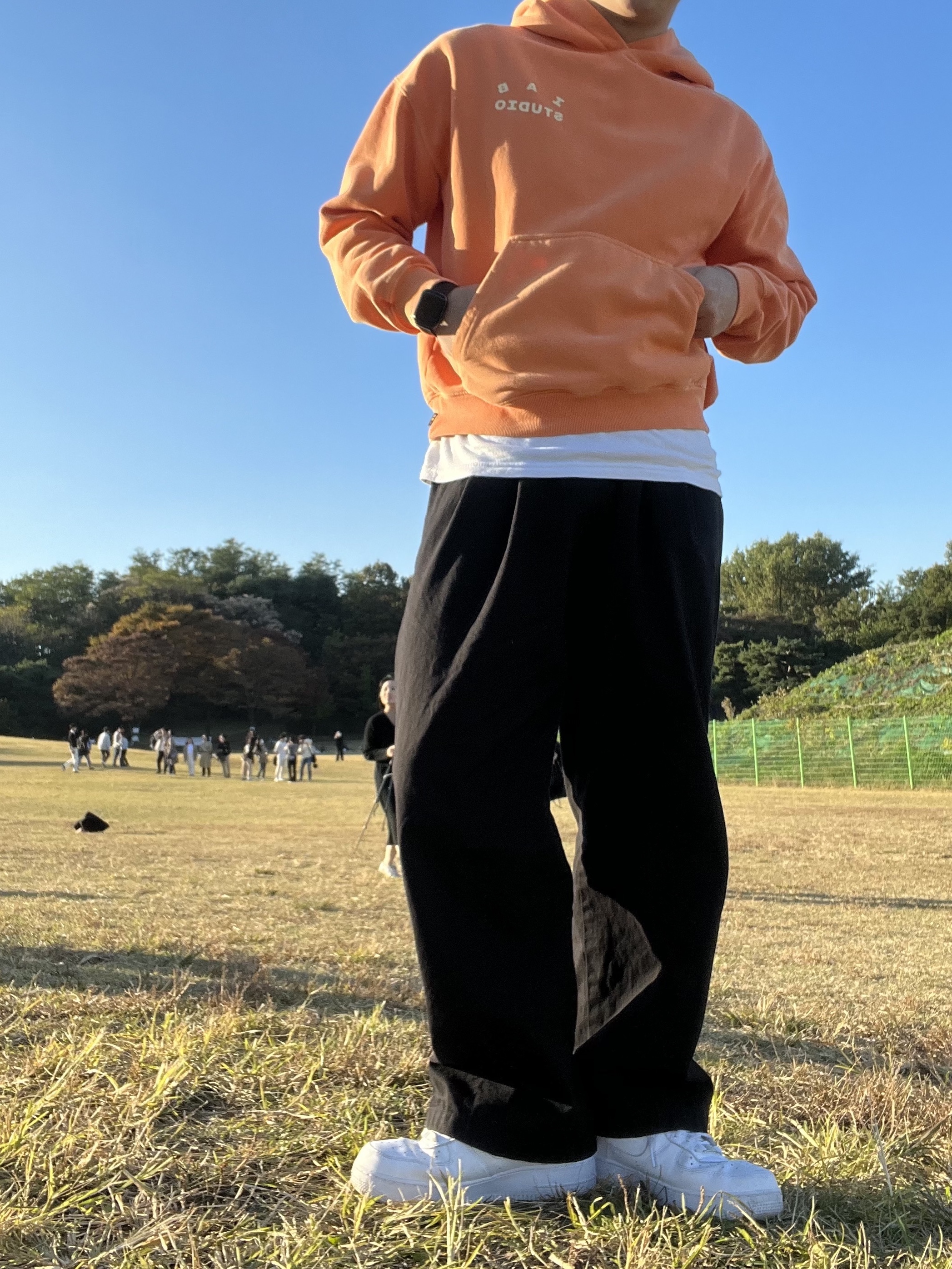 IAB Studio Pigment Hoodie & Sack Salmon, Nike Air Force 1 '07 Low White 착용 스타일 - 3