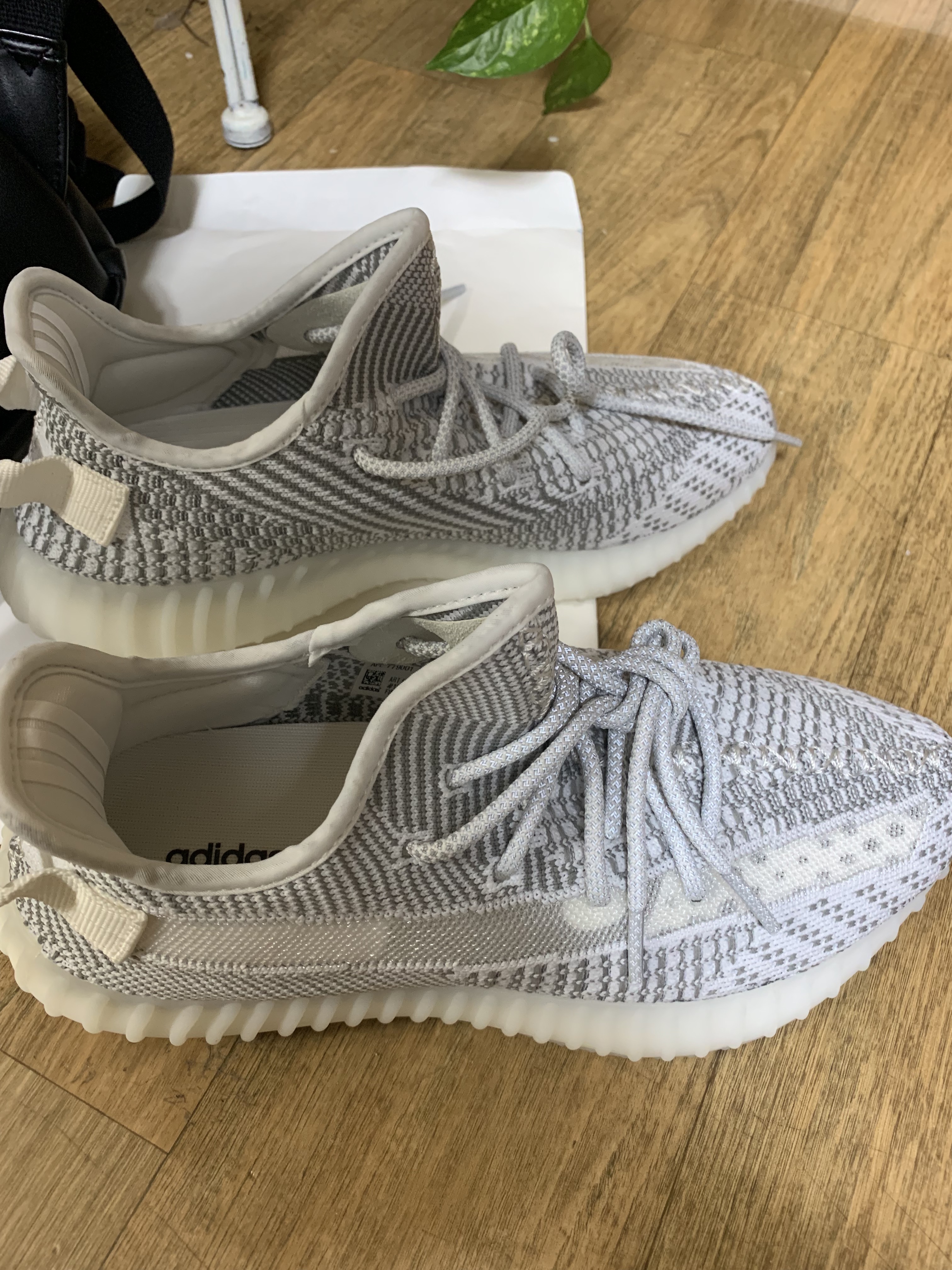 Adidas Yeezy Boost 350 V2 Static - Non-Reflective 2018 착용 스타일