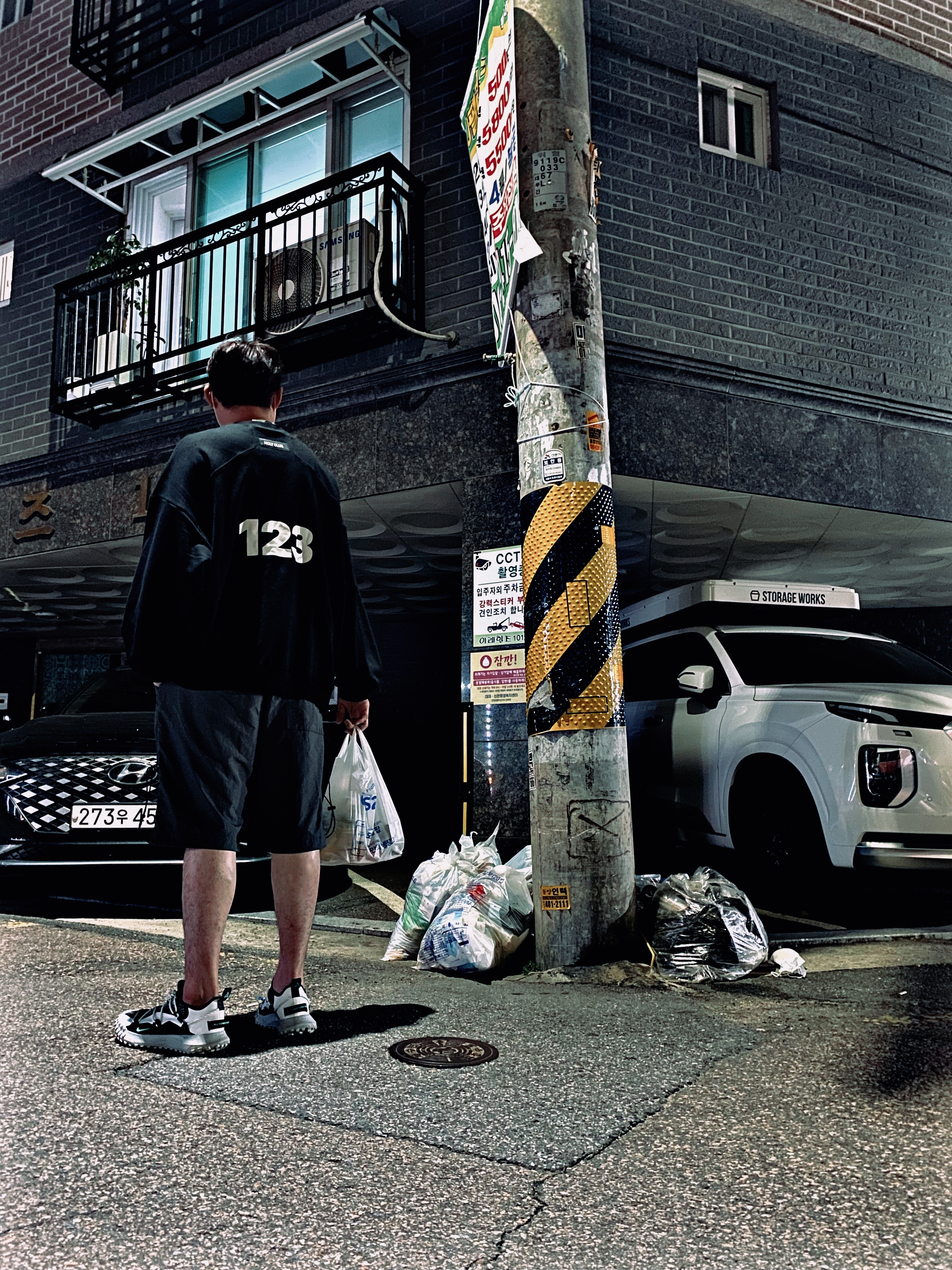 Nike ACG Mountain Fly Low SE White and Black 착용 스타일