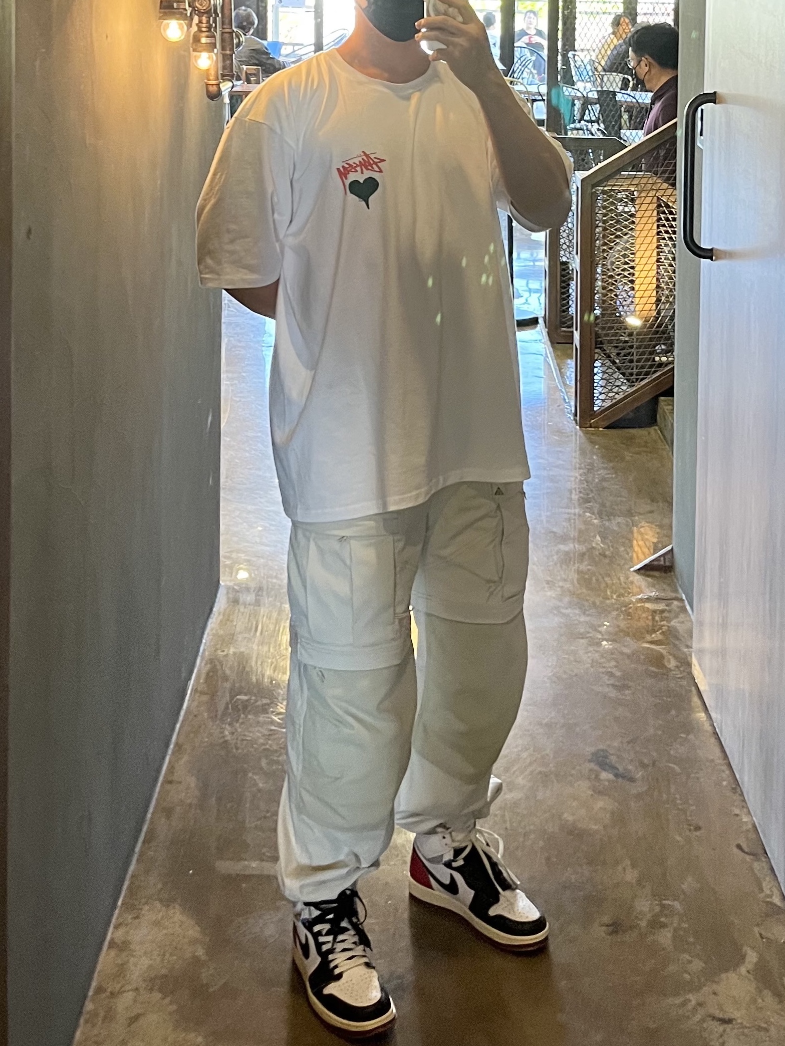Stussy Stock Heart T-Shirt White, Nike ACG Smith Summit Cargo Pants Light Bone - Asia 착용 스타일