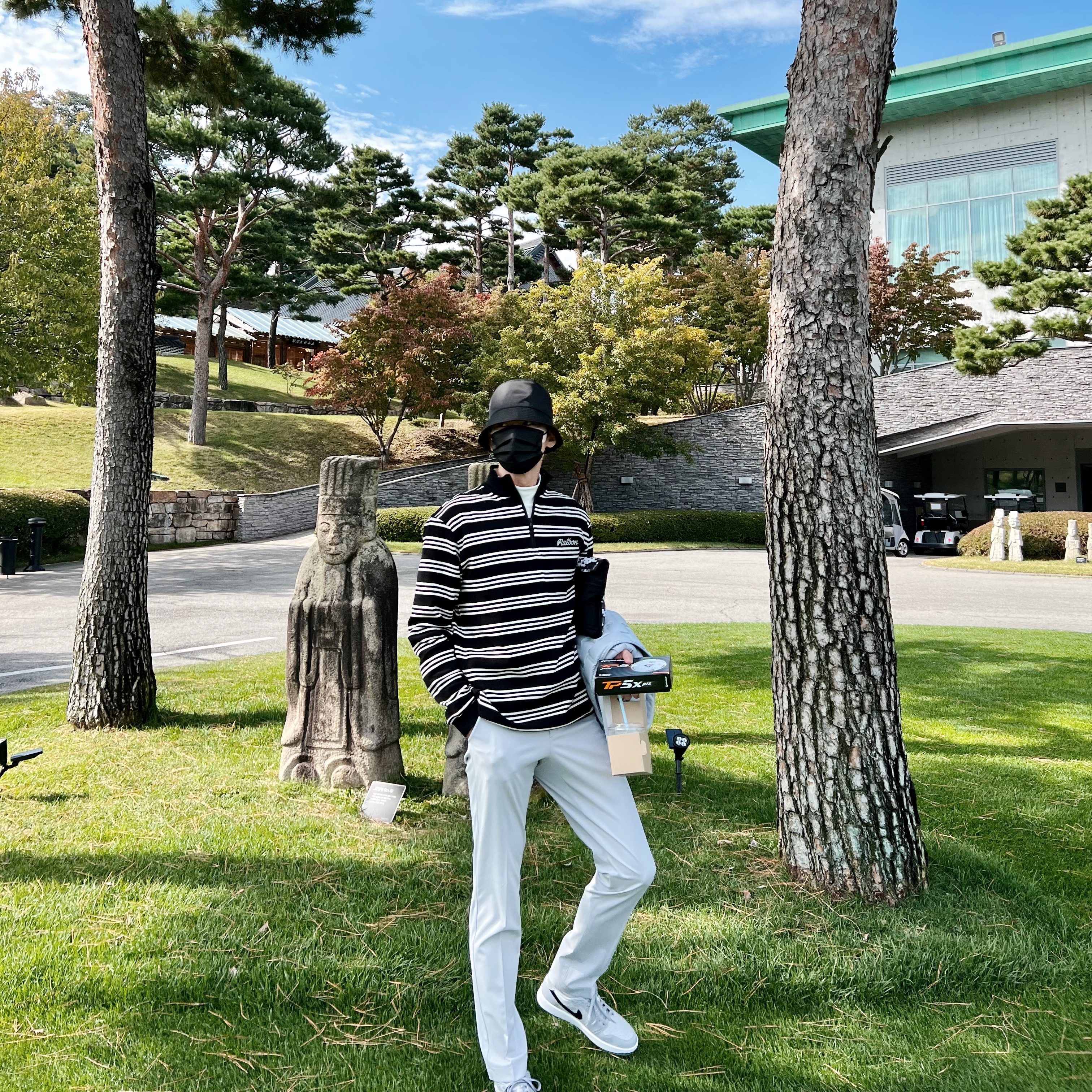 Prada Re-Nylon Bucket Hat Black, Jordan 1 Low Golf Wolf Grey 착용 스타일 - 2