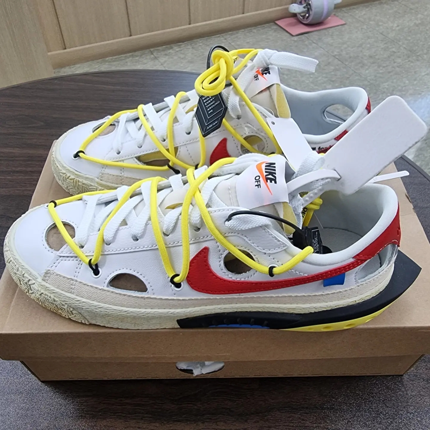 Nike x Off-White Blazer Low '77 White and University Red 착용 스타일