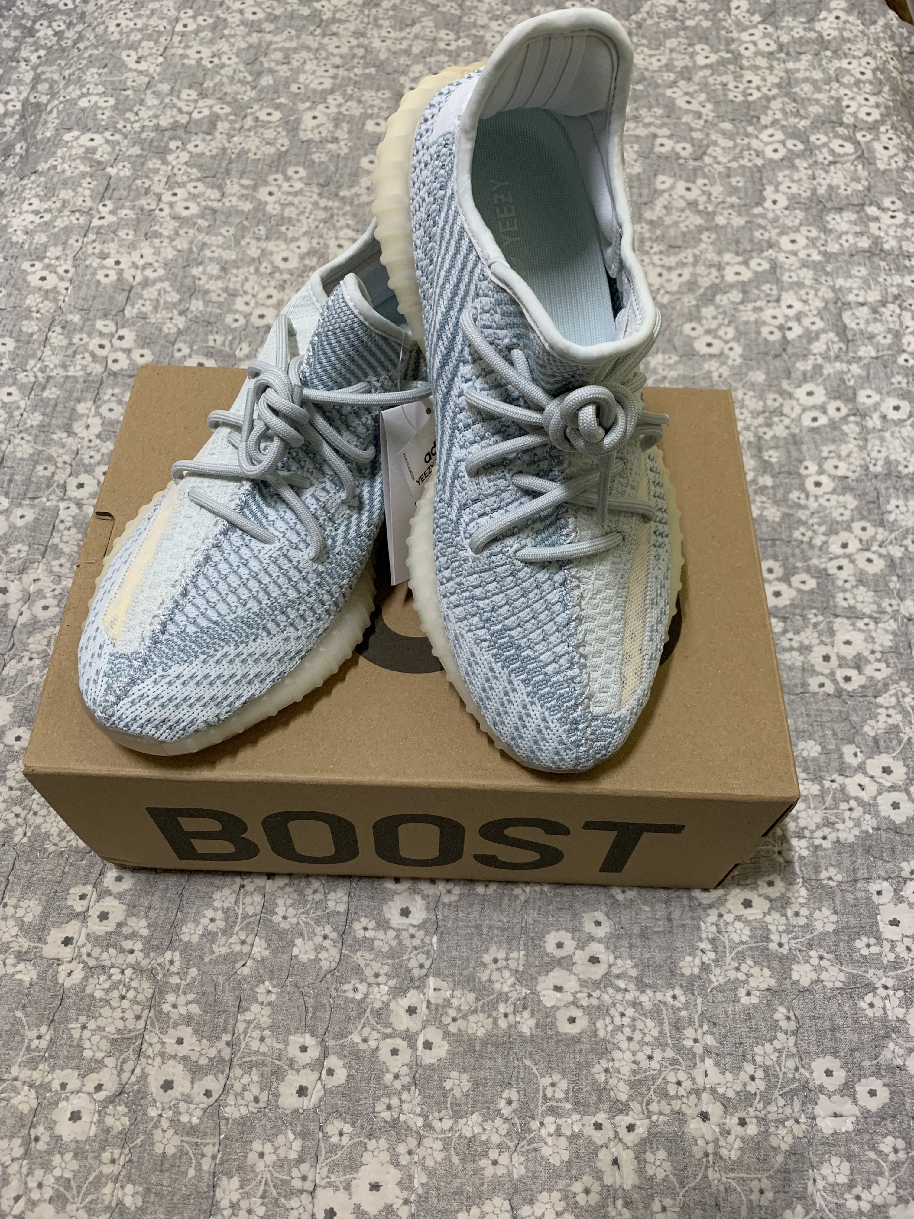 Adidas Yeezy Boost 350 V2 Cloud White - Non-Reflective 착용 스타일