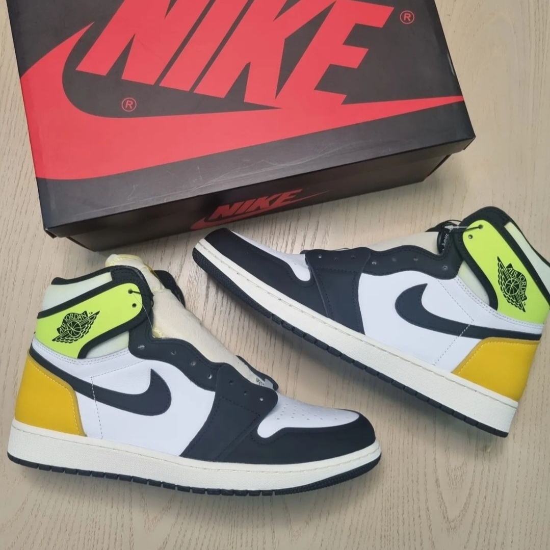 Jordan 1 Retro High OG Volt Gold 착용 스타일