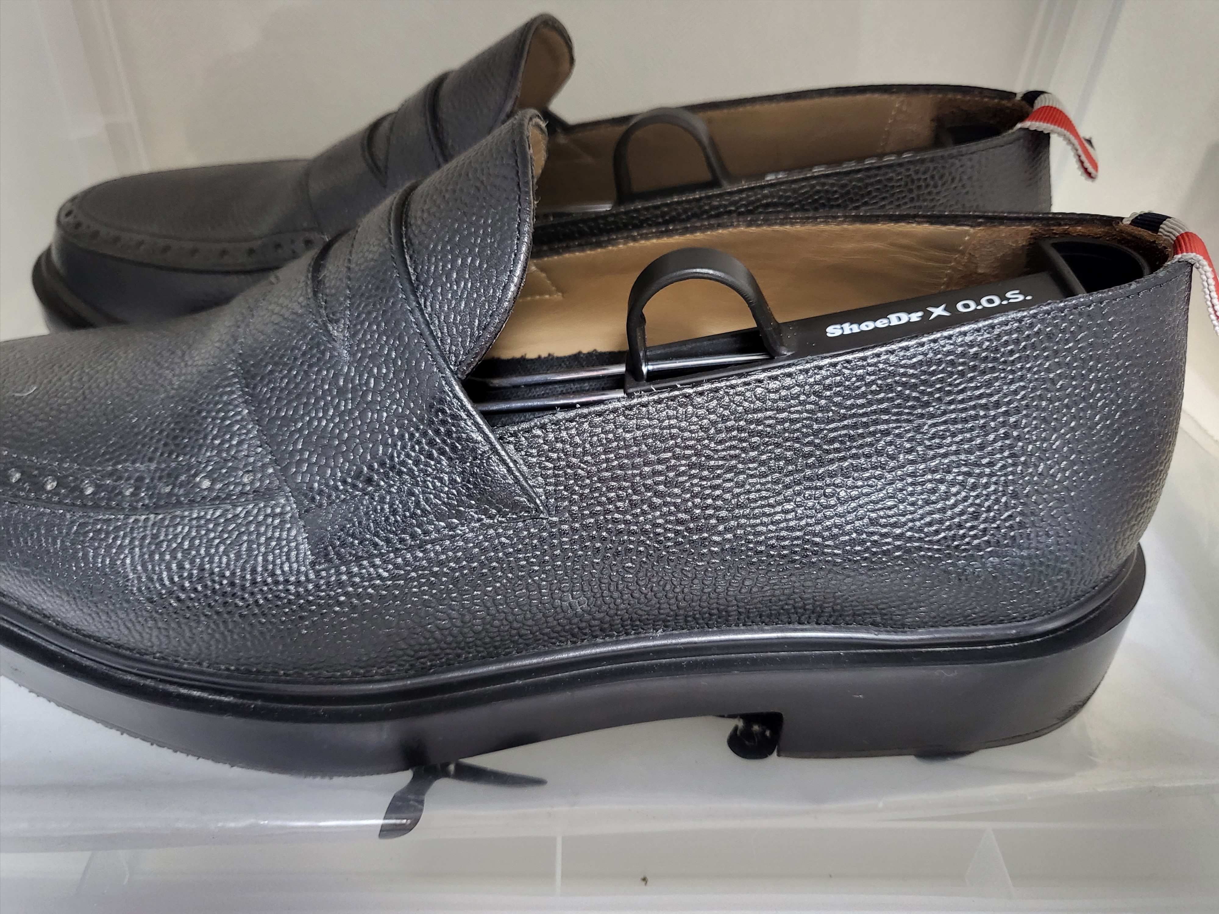 Thom Browne Pebble Grain Rubber Sole Penny Loafer Black 착용 스타일