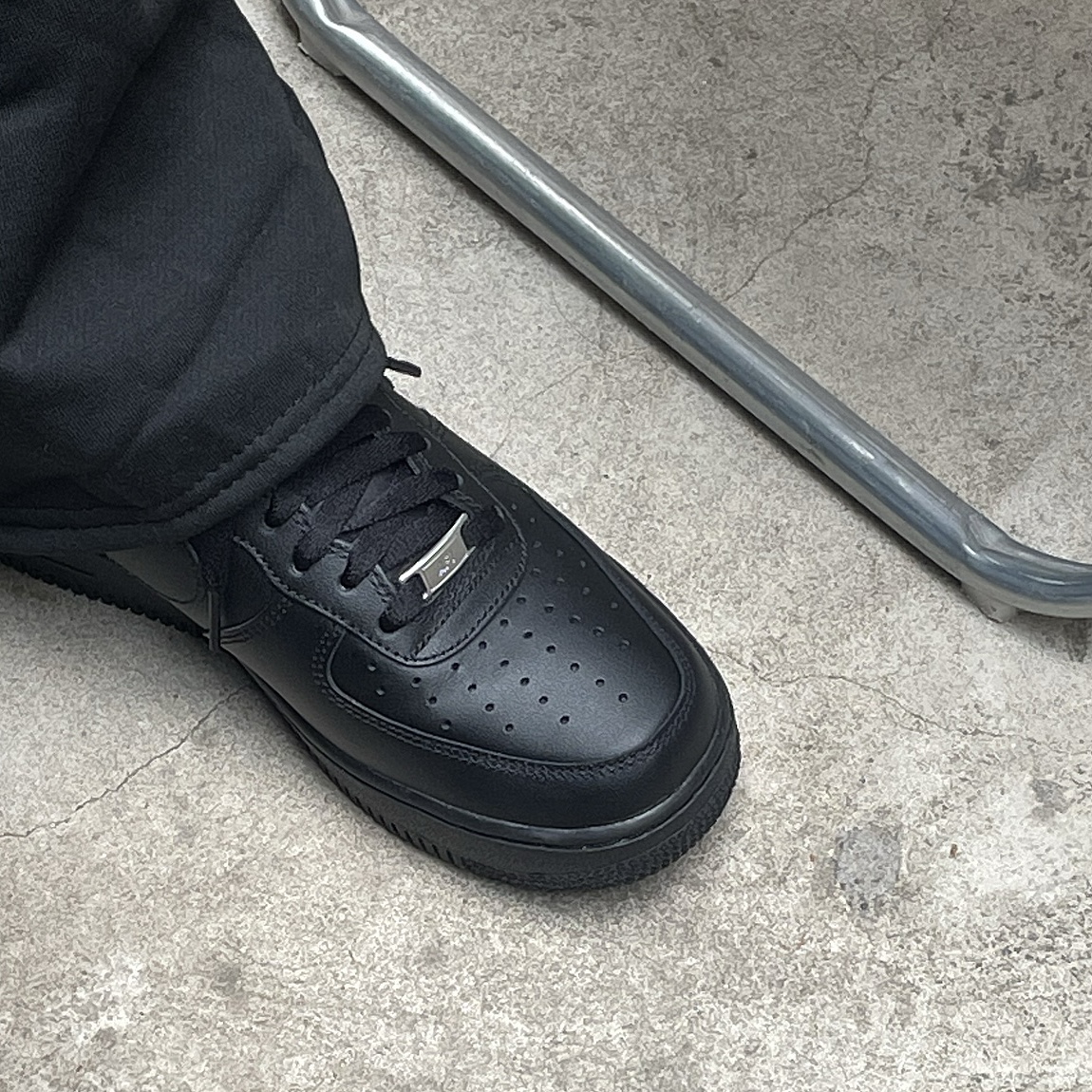 Nike Air Force 1 '07 Low Triple Black 착용 스타일