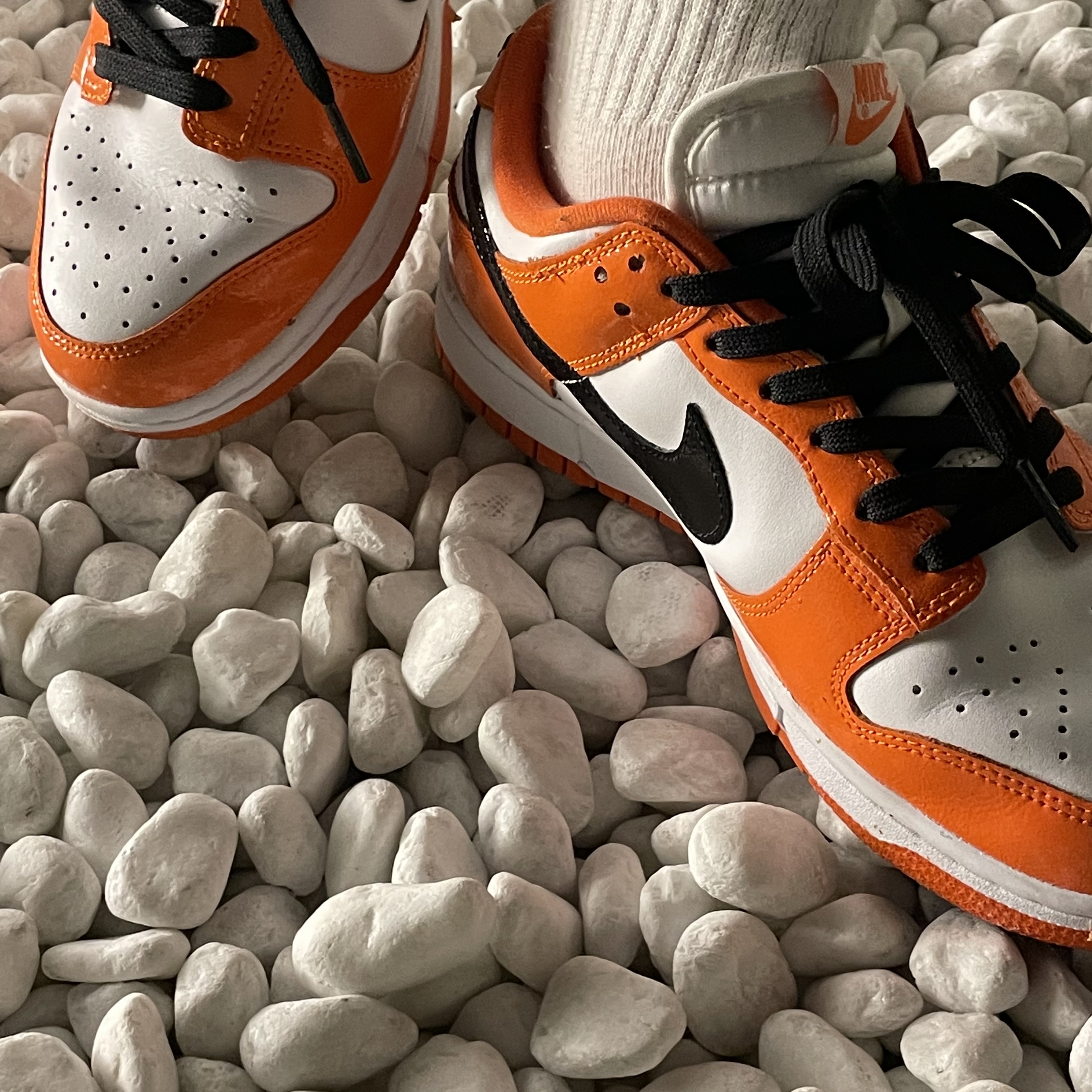 (W) Nike Dunk Low Essential Brilliant Orange 착용 스타일 - 2