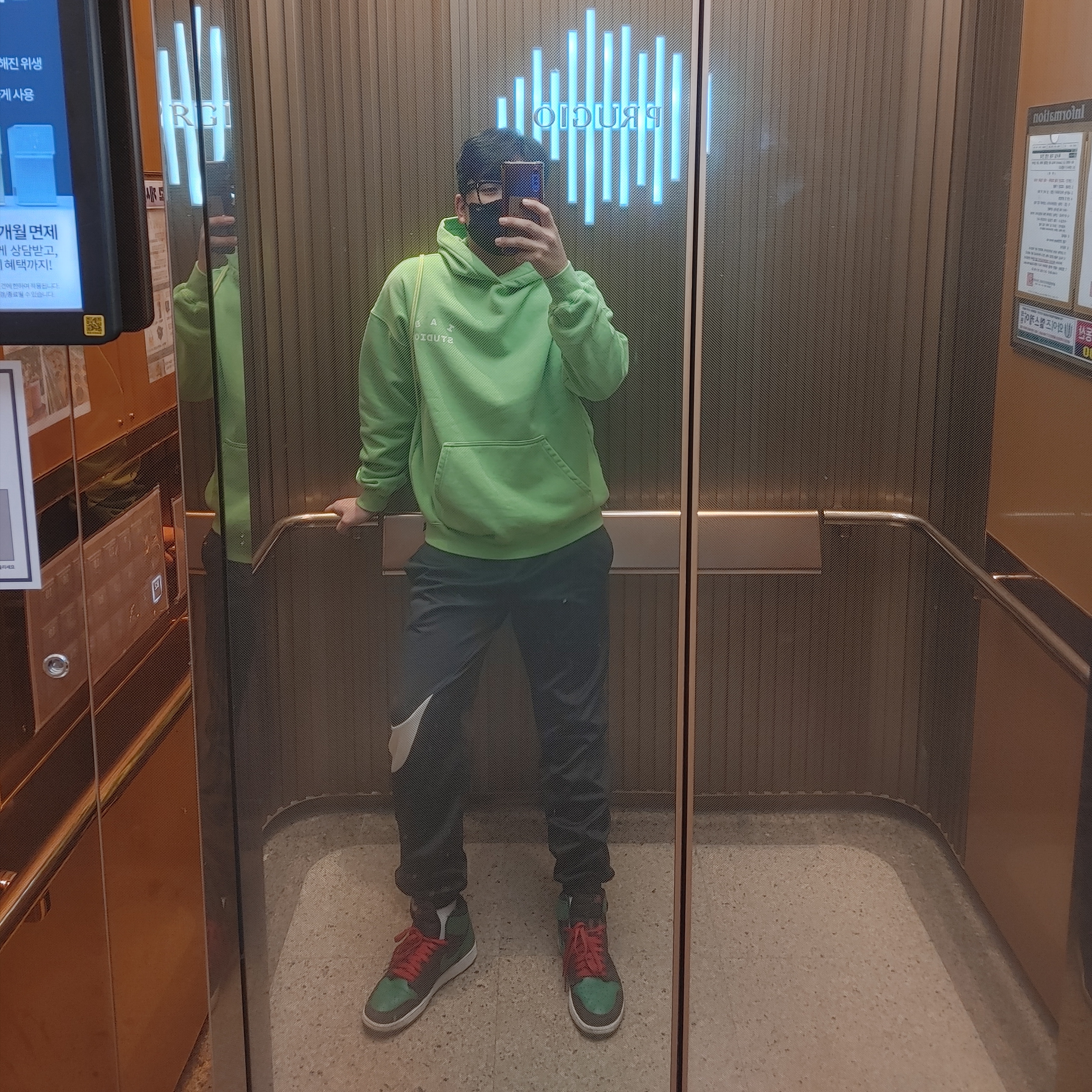 IAB Studio Pigment Hoodie & Sack Apple Green, Jordan 1 Retro High OG Pine Green Black 착용 스타일