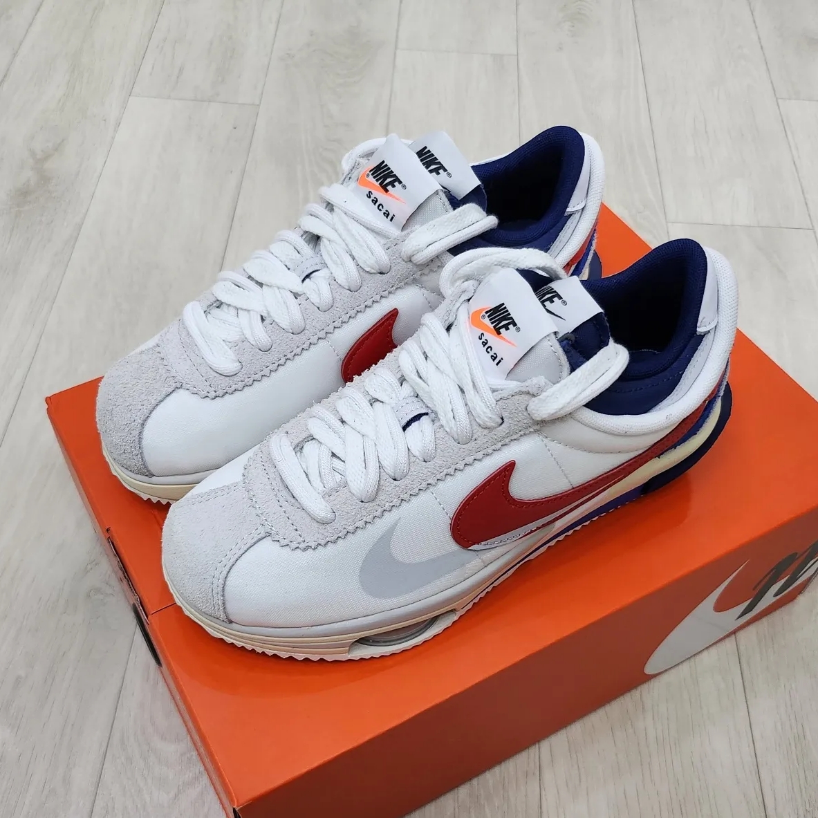 Nike x Sacai Zoom Cortez SP White and University Red 착용 스타일 - 2