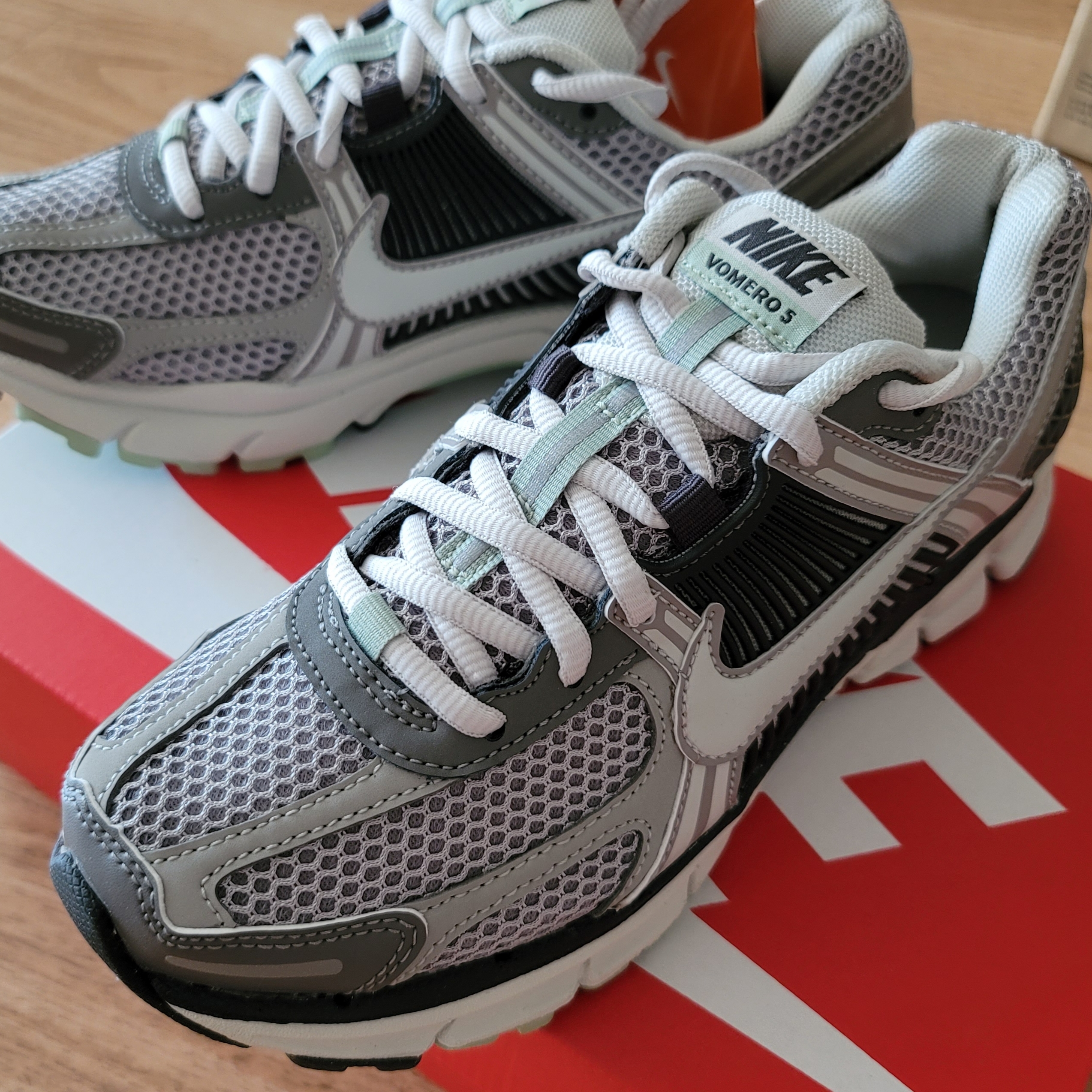 (W) Nike Zoom Vomero 5 Cobblestone and Flat Pewter 착용 스타일 - 2