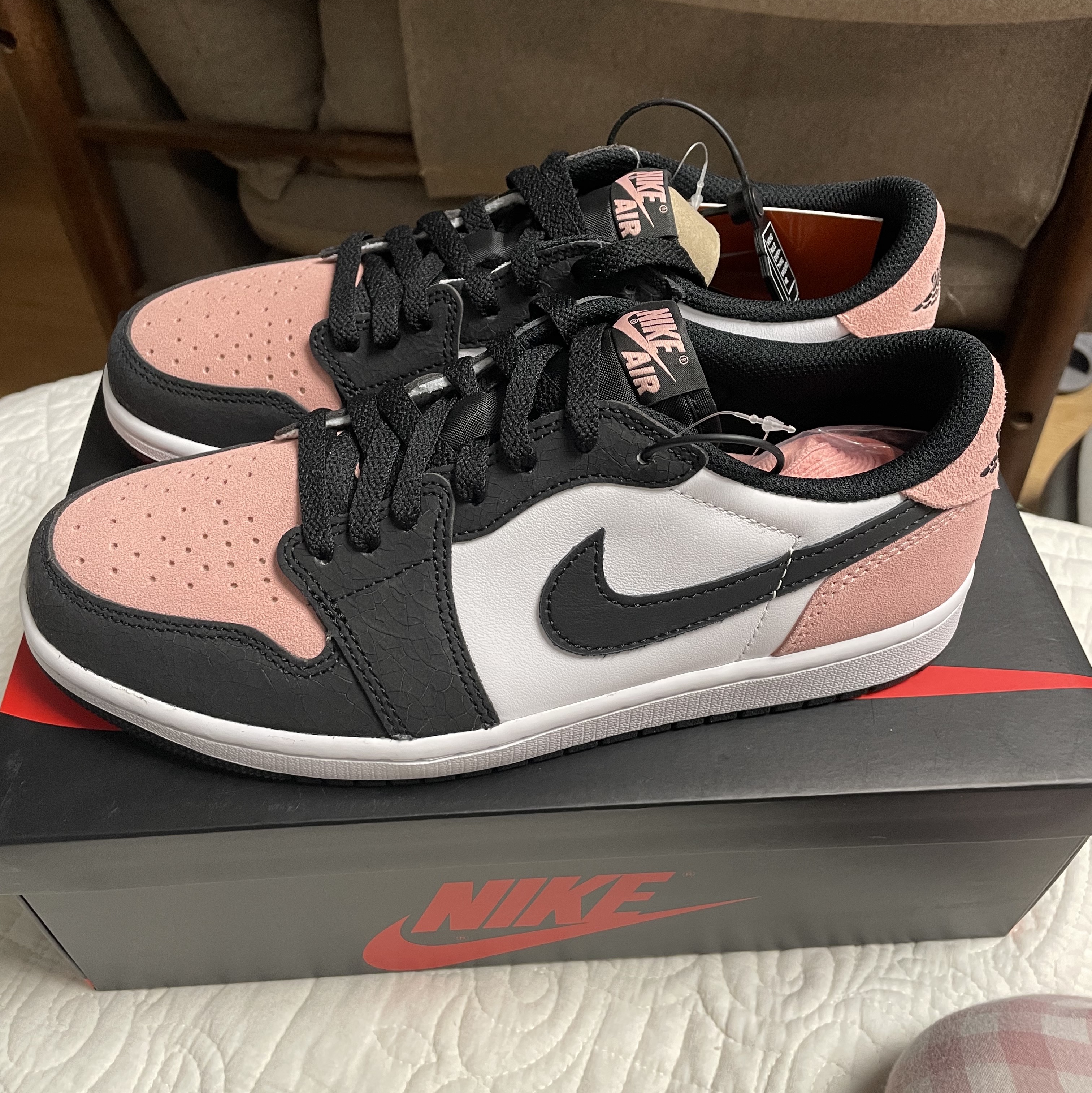 Jordan 1 Retro Low OG Bleached Coral 착용 스타일 - 1