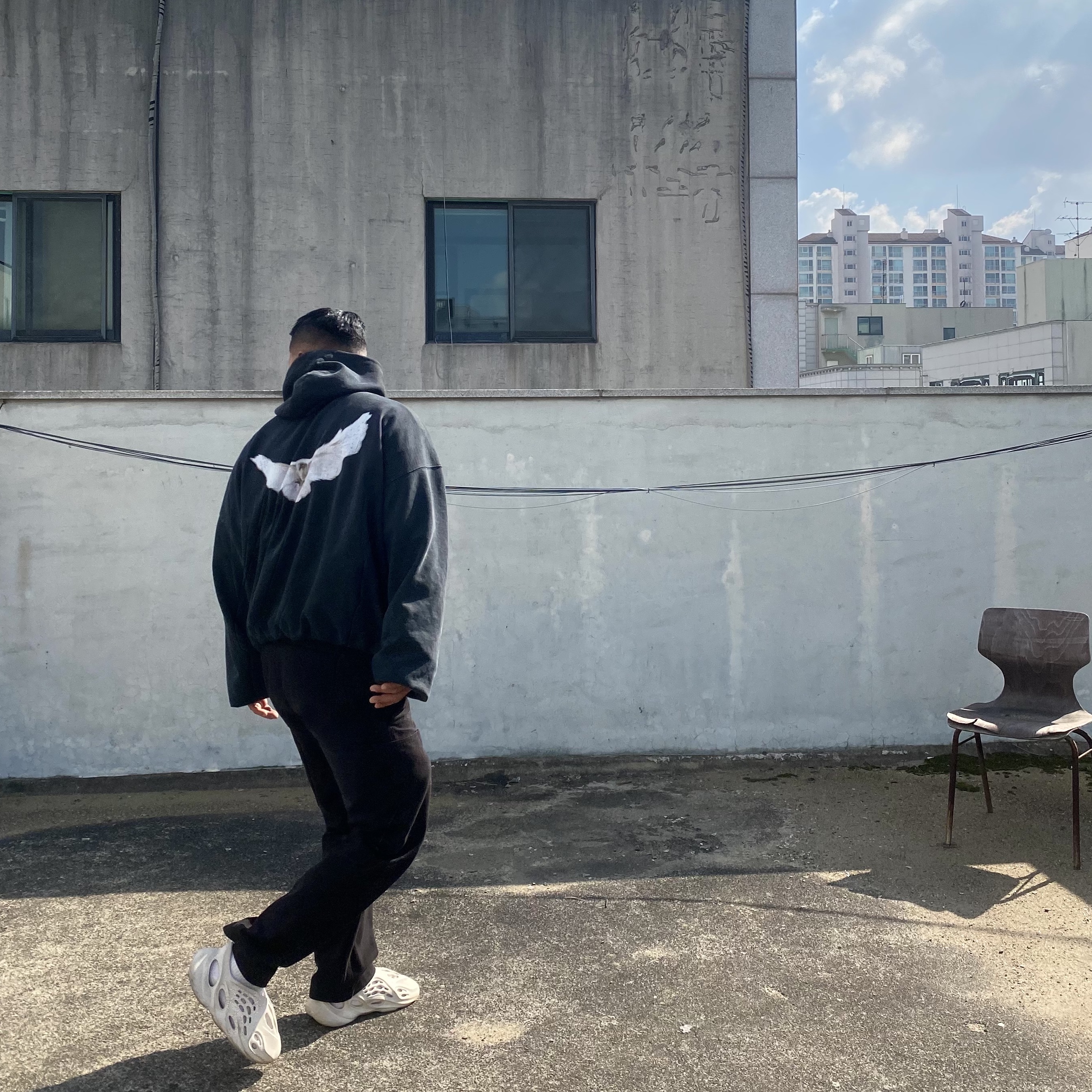 Yeezy Gap Engineered By Balenciaga Dove Hoodie Washed Black, Yeezy Gap Engineered By Balenciaga Sateen Cargo Pants Black 착용 스타일 - 2