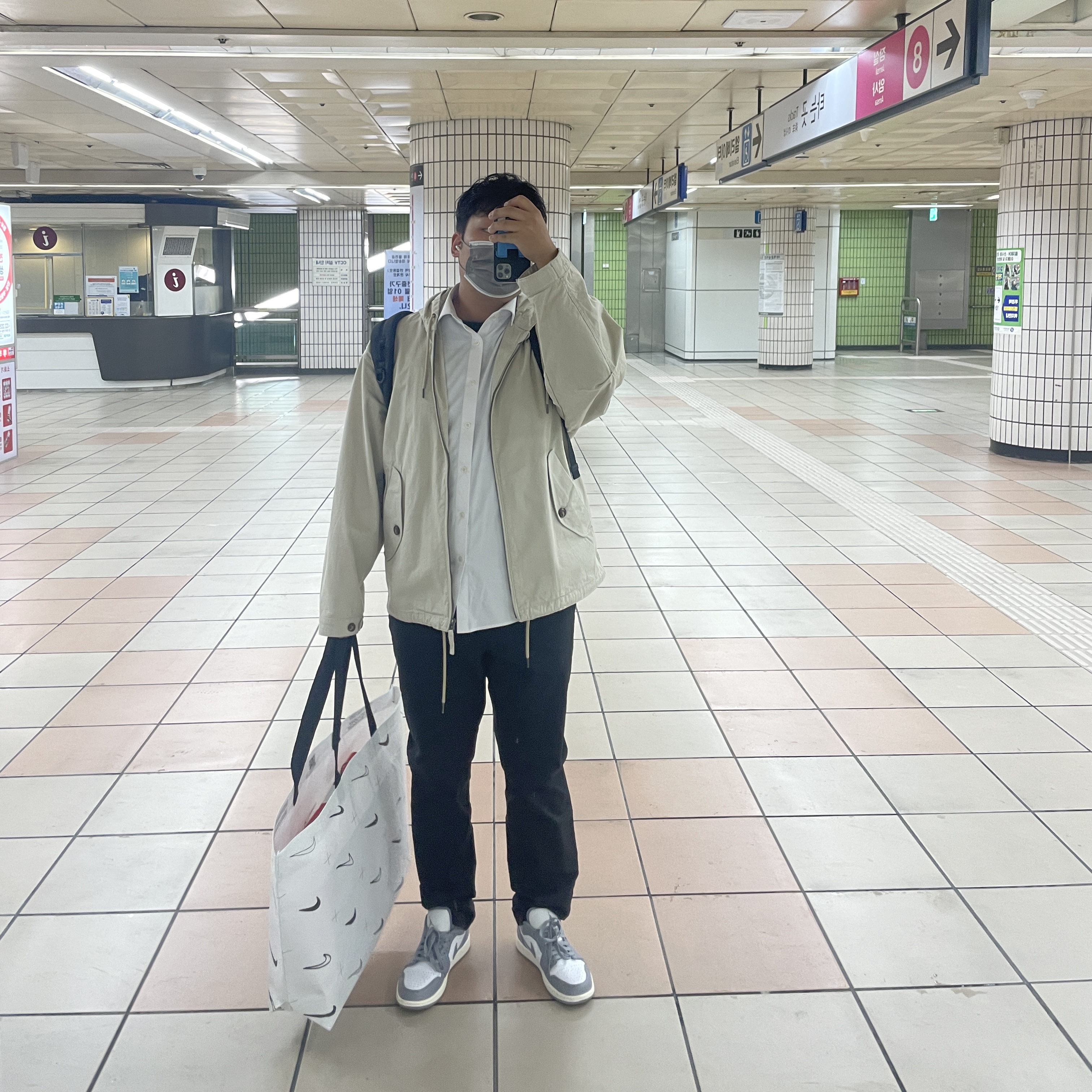 Jordan 1 Low Stealth and White, Swatch x Omega Bioceramic MoonSwatch Mission To Jupiter 착용 스타일 - 1