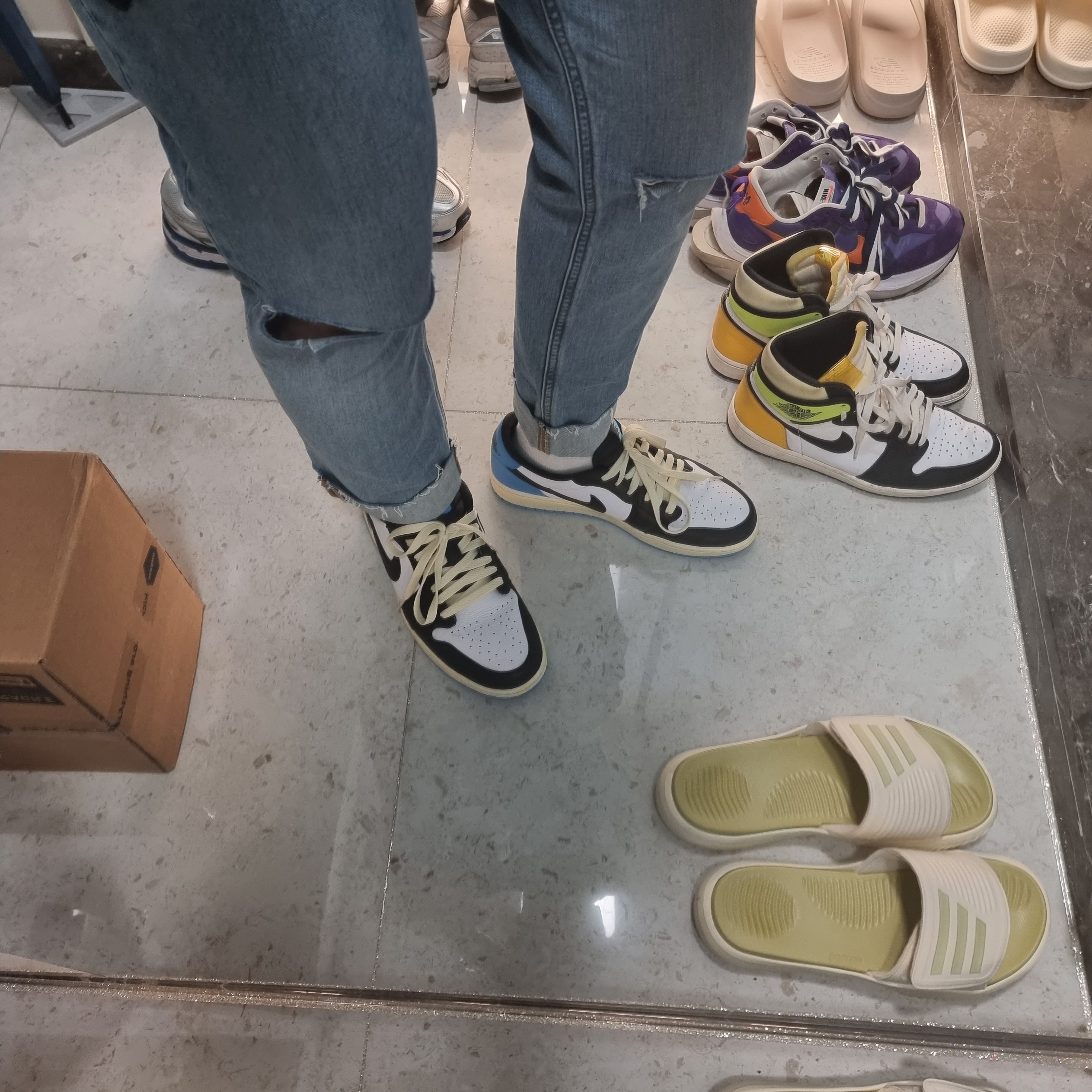 (W) Jordan 1 Retro Low OG Black and Dark Powder Blue 착용 스타일 - 1