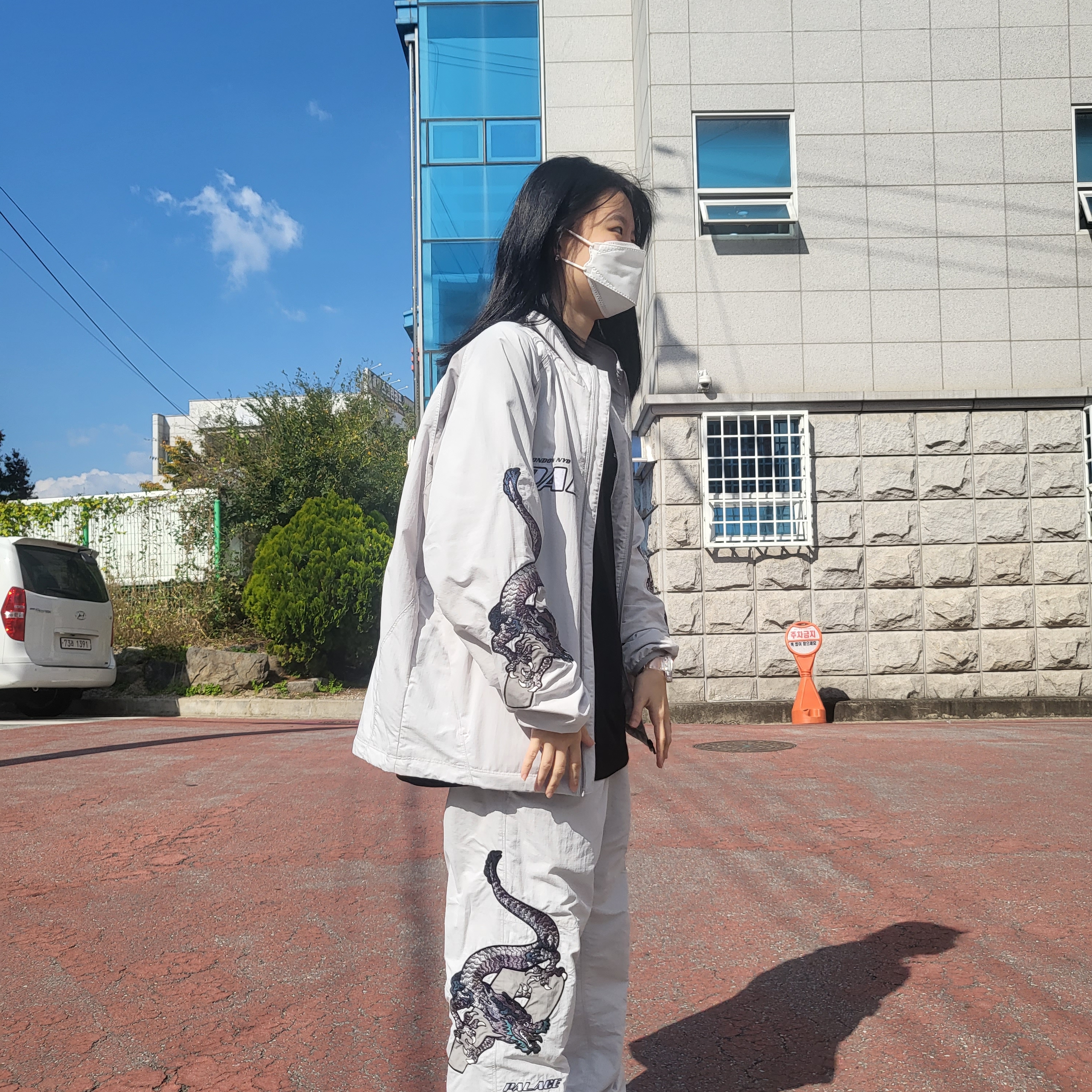Palace Enter The Dragon Jacket Light Grey - 20FW, Palace Enter The Dragon Joggers Light Grey - 20FW 착용 스타일 - 2