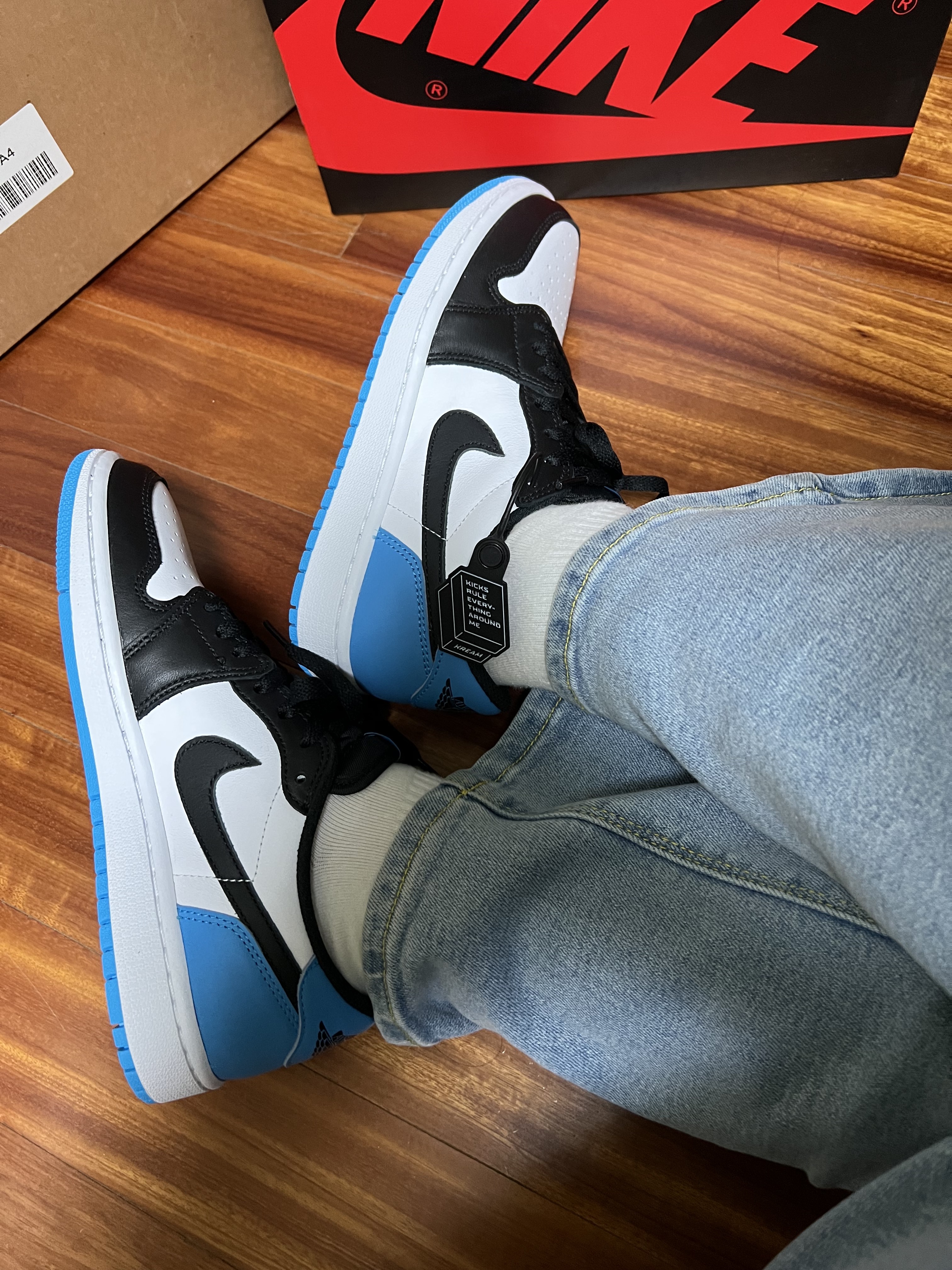 (W) Jordan 1 Retro Low OG Black and Dark Powder Blue 착용 스타일 - 2