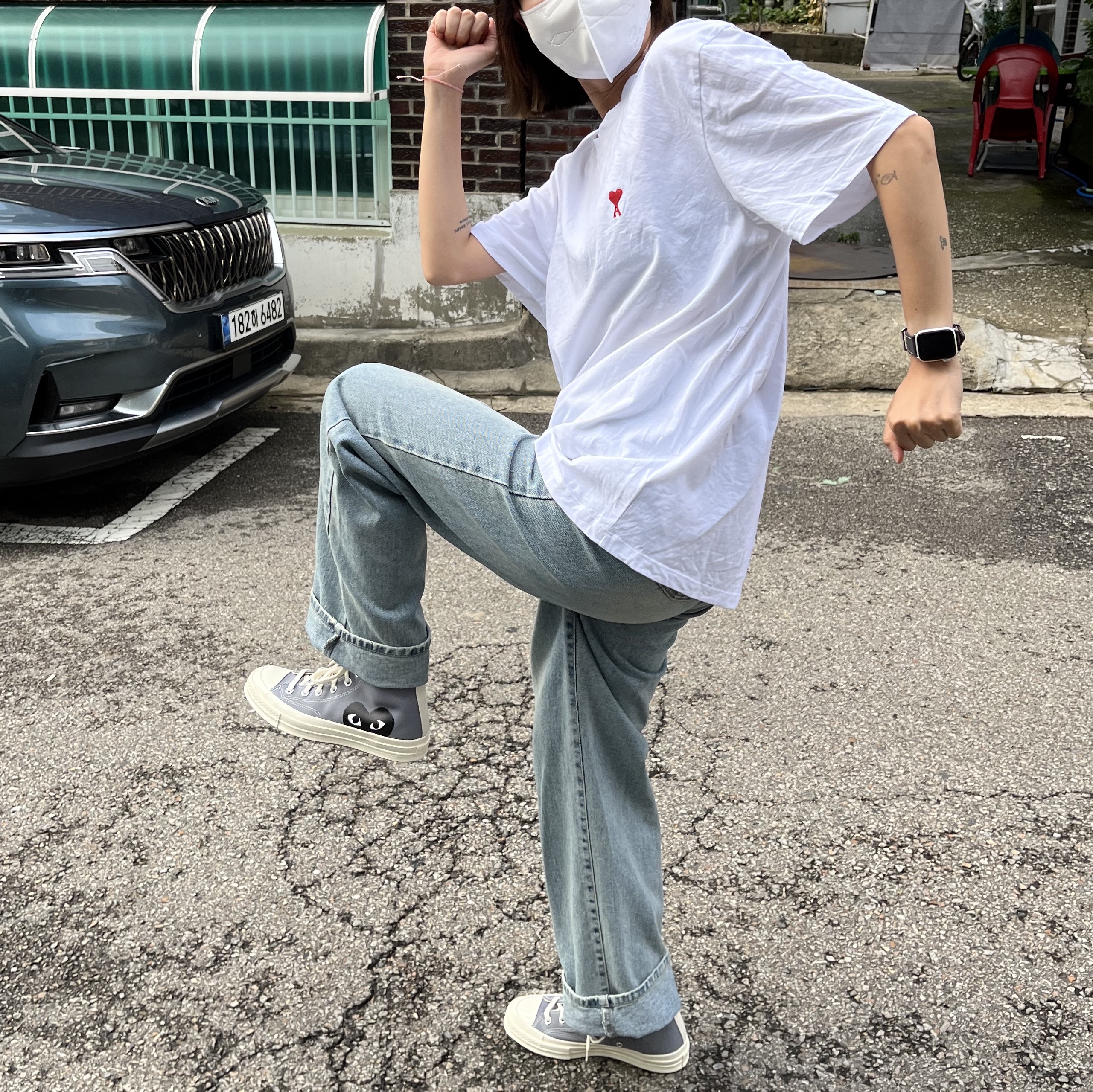 Converse x Play Comme des Garcons Chuck 70 Hi Steel Gray, AMI de Coeur T-Shirt White 착용 스타일