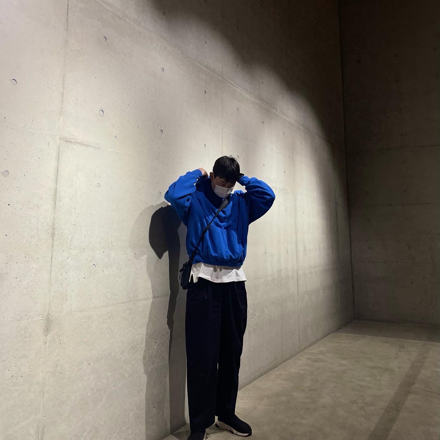 Yeezy Gap Hoodie Blue, Acne Studios Arvel Crossbody Face Bag Black 착용 스타일 - 1