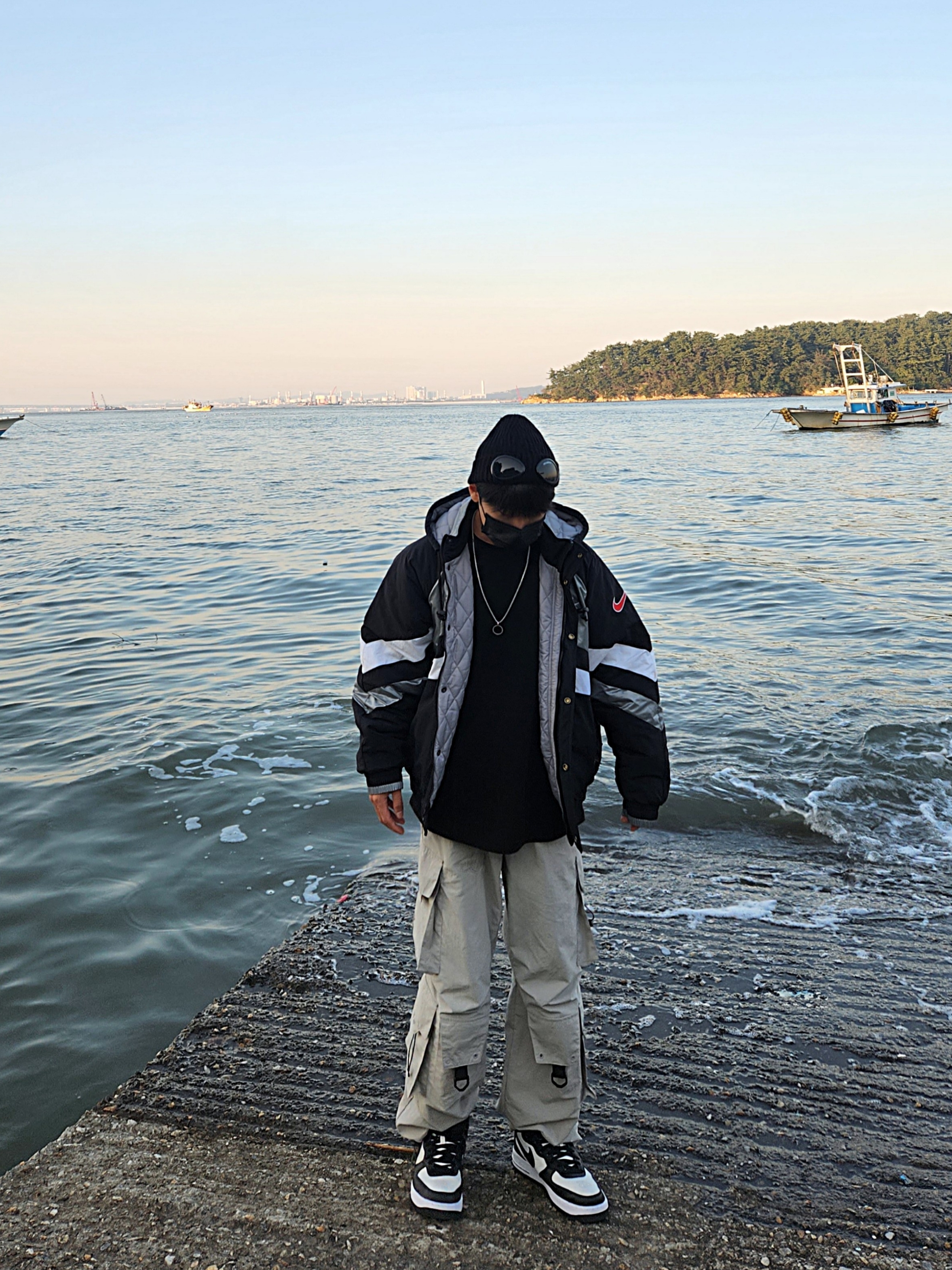 Supreme x Nike Hooded Sport Jacket Silver - 19SS, Nike x Stussy Air Force 1 '07 Mid SP Black and Light Bone 착용 스타일 - 1