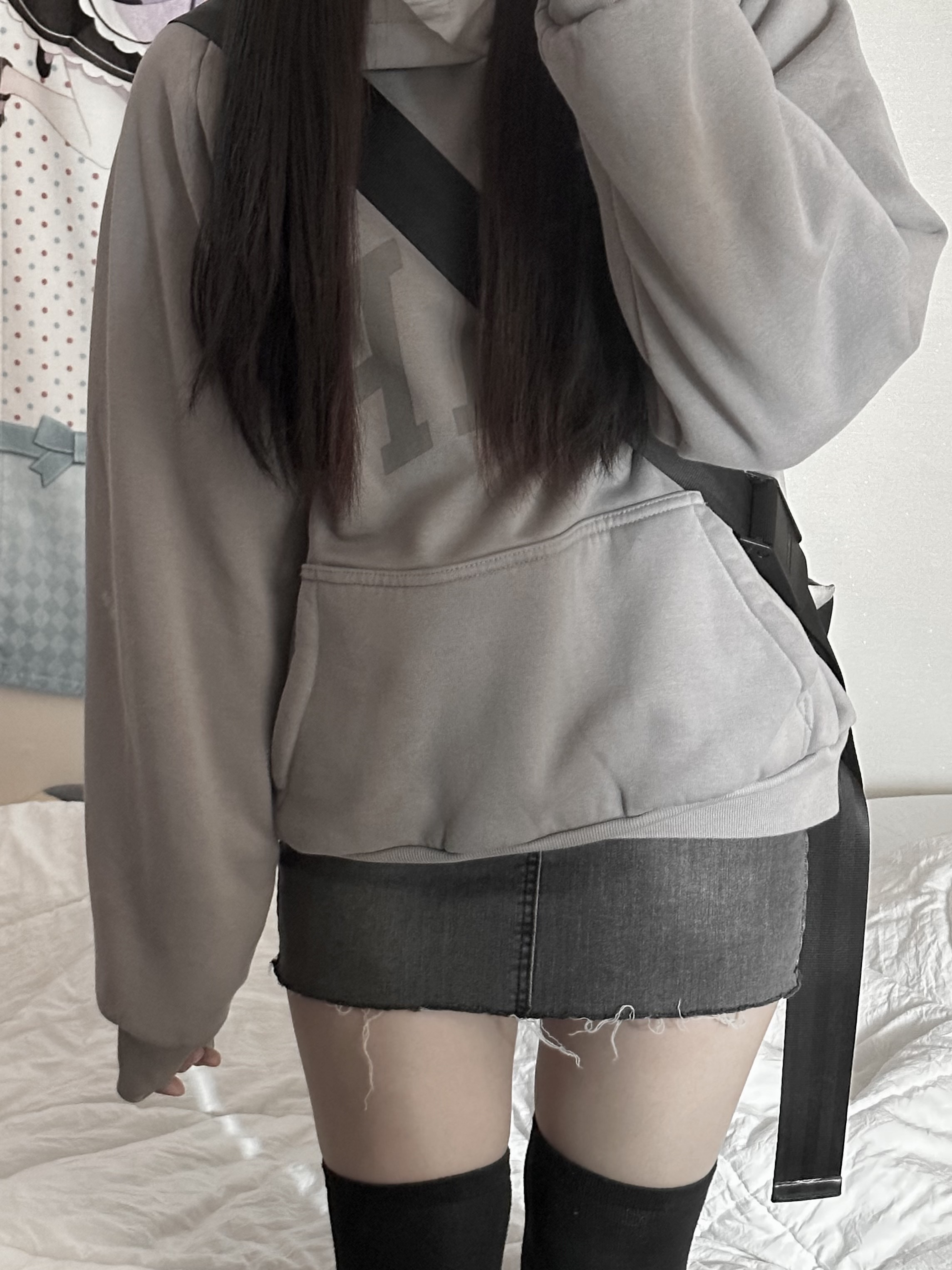 Yeezy Gap Engineered By Balenciaga Dove Shrunken Hoodie Gray 착용 스타일 - 2